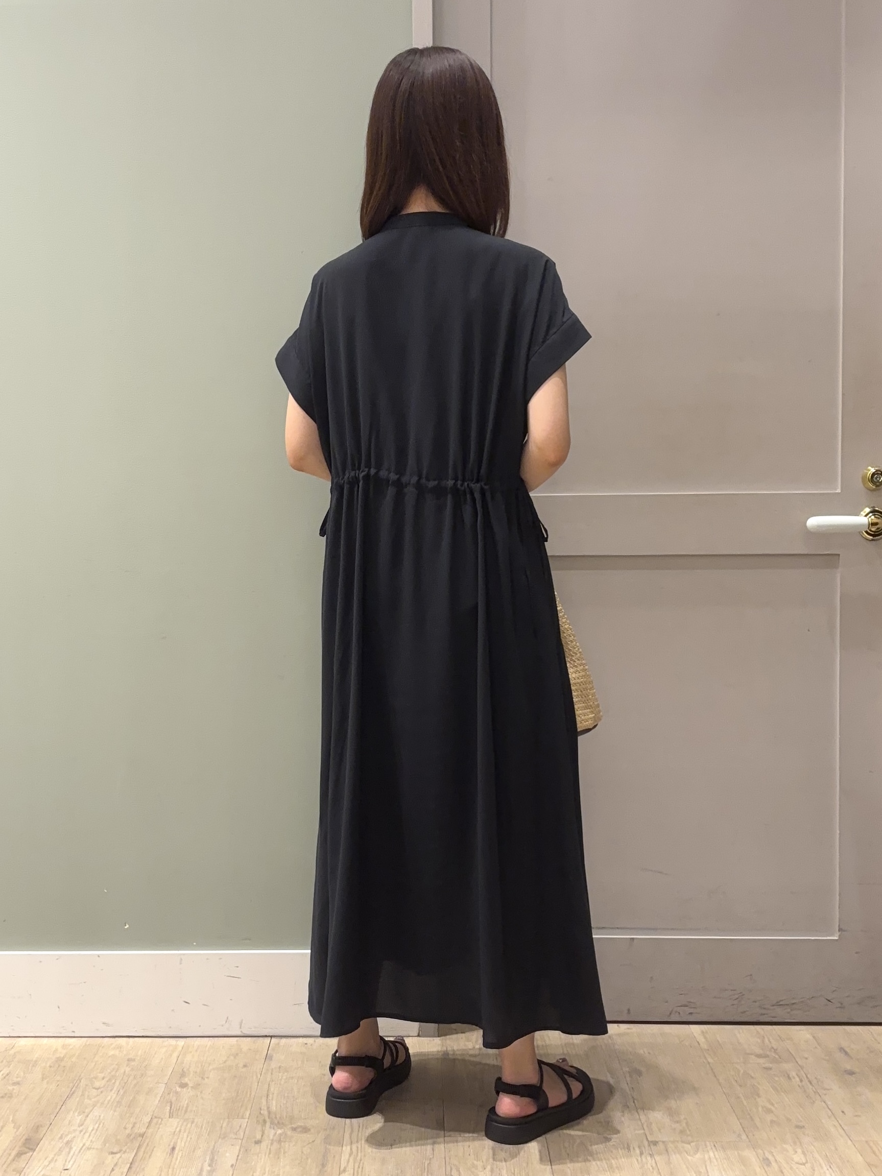 しばみさんの「grove｜【洗える/体型カバー】ウエストドロストワンピース」を使ったコーディネート