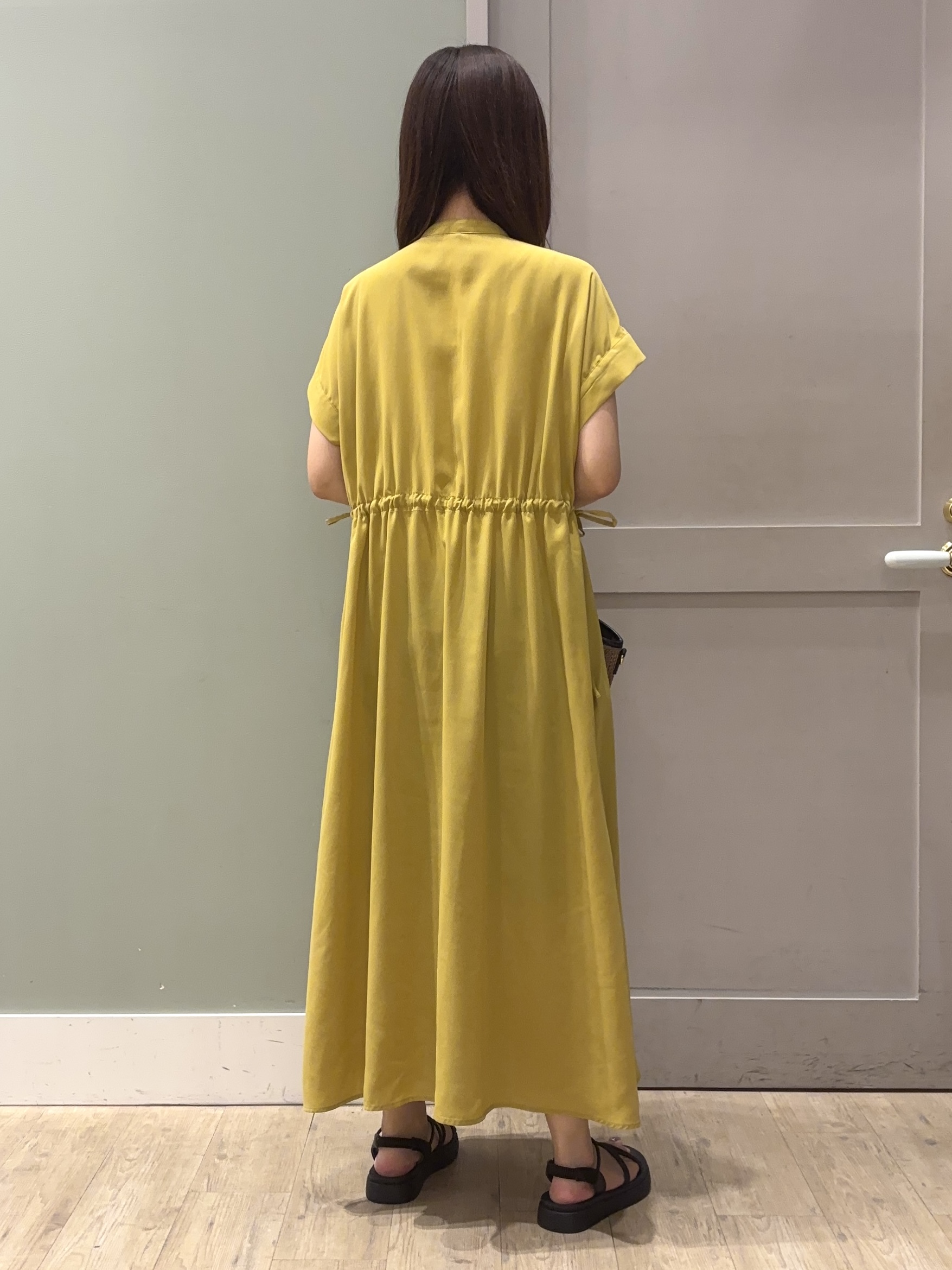 しばみさんの「grove｜【洗える/体型カバー】ウエストドロストワンピース」を使ったコーディネート
