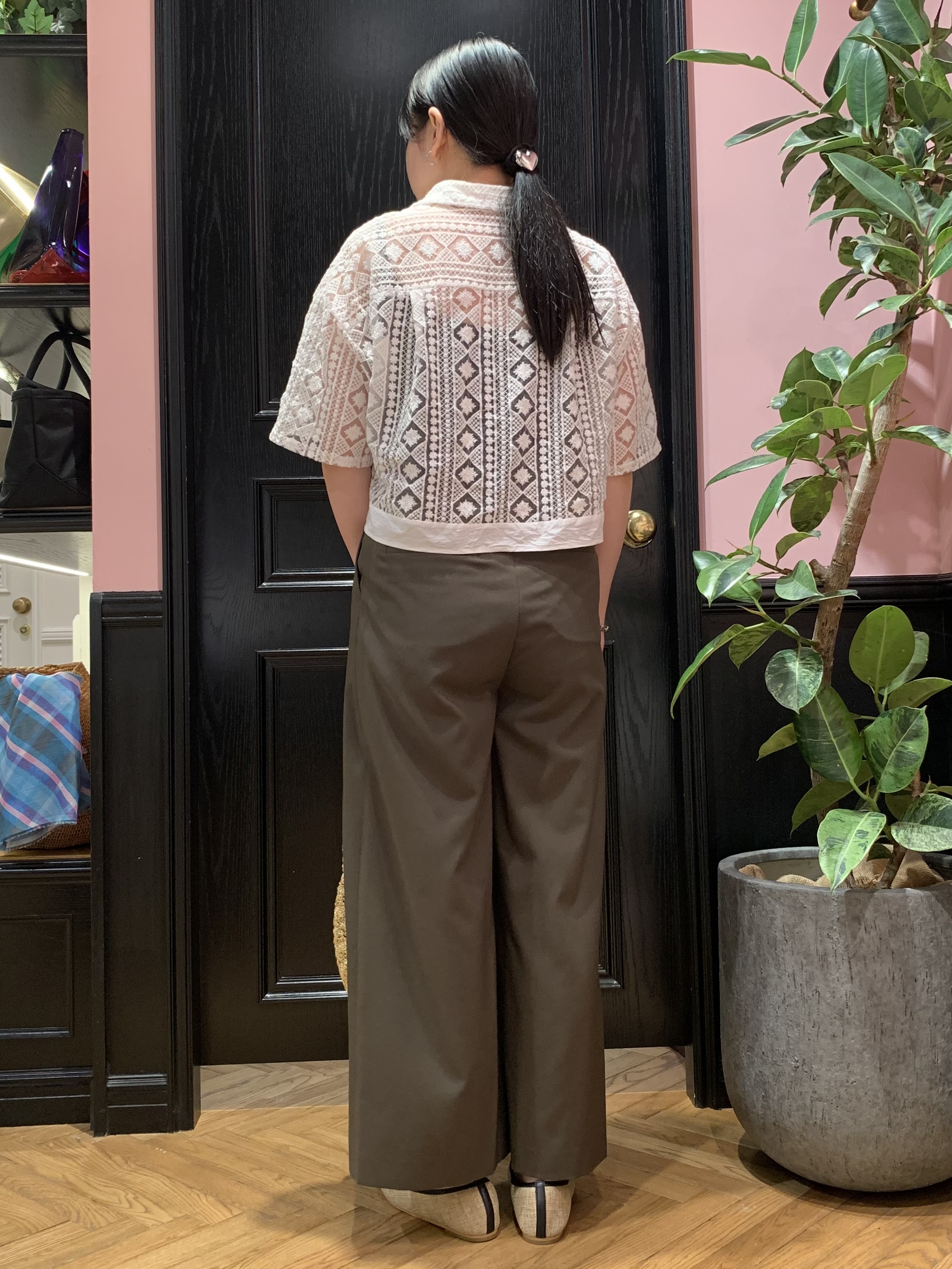 SAKAIさんの「DRESSTERIOR｜【着映え/ハーフ袖】ウォッシャブルレース クロップドシャツ」を使ったコーディネート