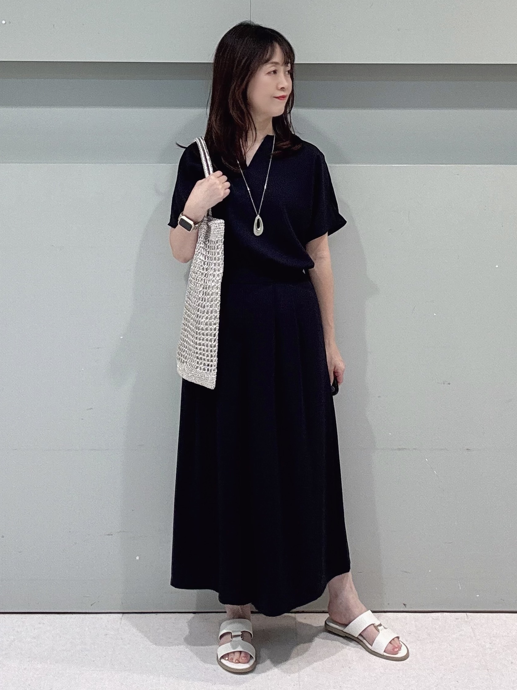 makiさんの「UNTITLED｜【UV/接触冷感/セットアップ可】リラクシーキーVネックブラウス」を使ったコーディネート