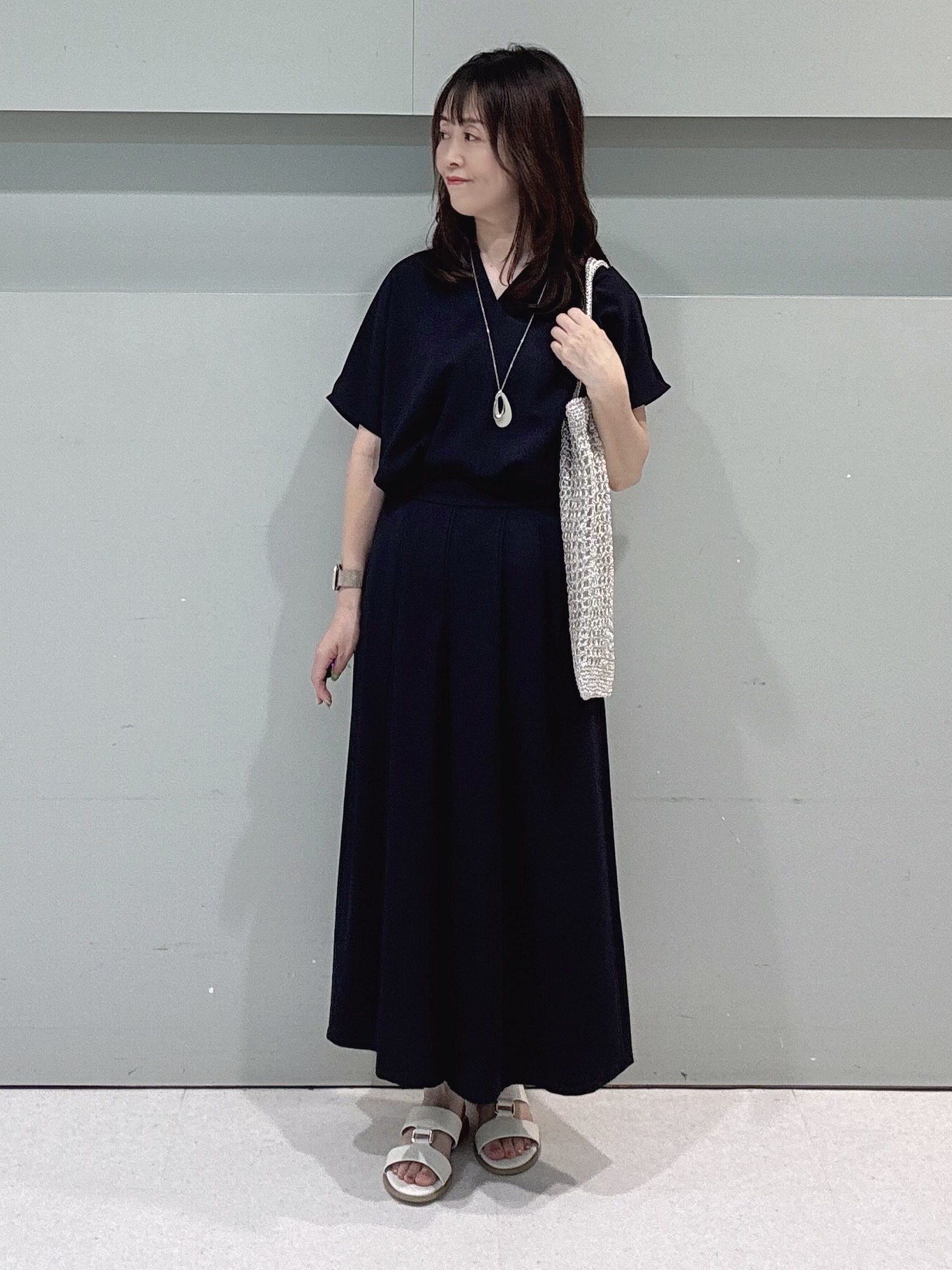 makiさんの「UNTITLED｜【UV/接触冷感/セットアップ可】リラクシーキーVネックブラウス」を使ったコーディネート