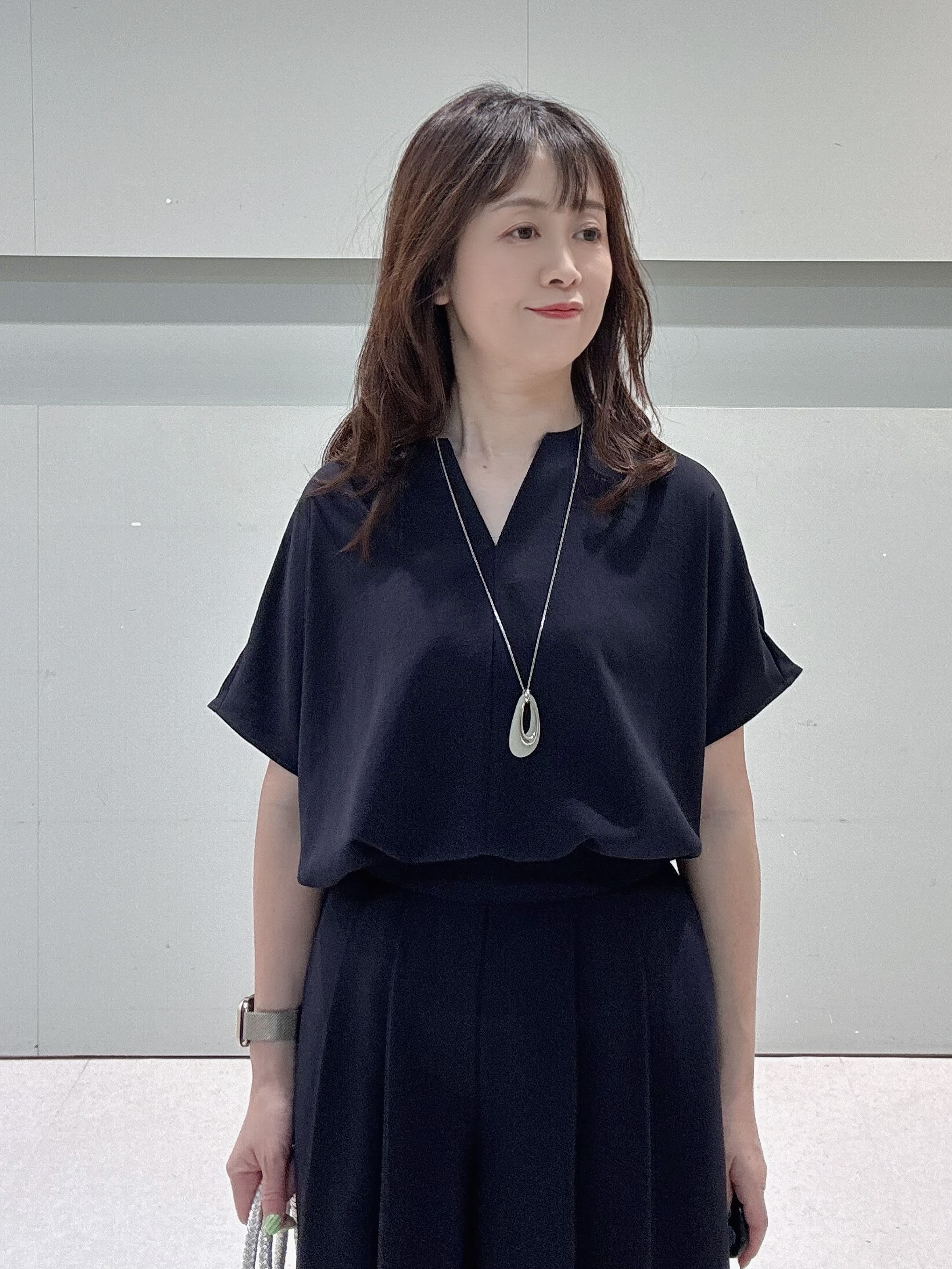 makiさんの「UNTITLED｜【UV/接触冷感/セットアップ可】リラクシーキーVネックブラウス」を使ったコーディネート