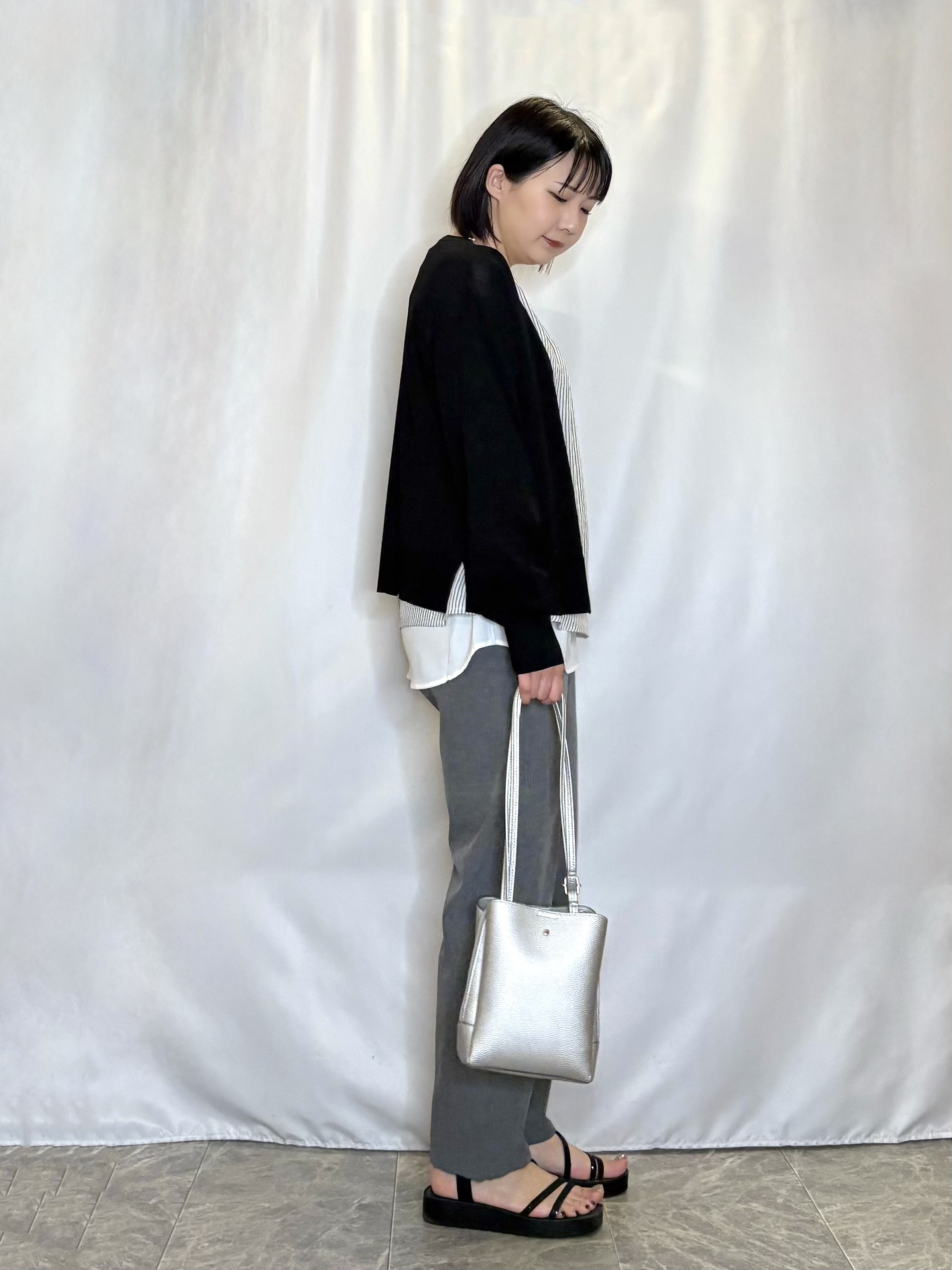 ネリさんの「SHOO･LA･RUE｜【洗濯機可/ひんやり/UV】さらっとしたタッチが心地よい ショート丈 Vネックカーディガン」を使ったコーディネート