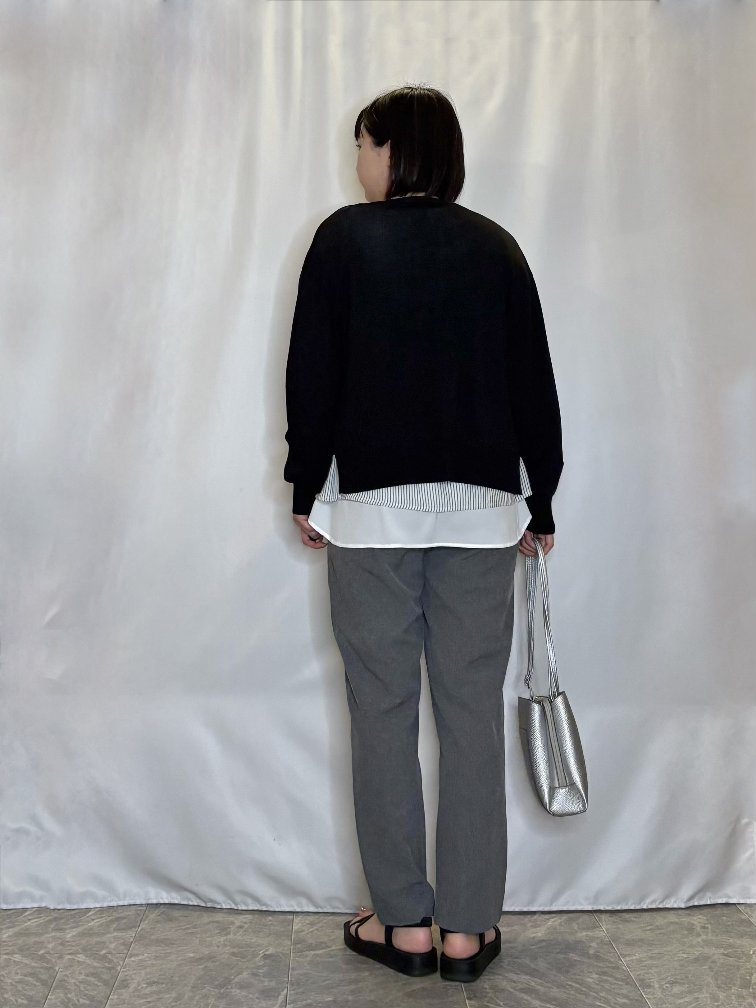 ネリさんの「SHOO･LA･RUE｜【洗濯機可/ひんやり/UV】さらっとしたタッチが心地よい ショート丈 Vネックカーディガン」を使ったコーディネート