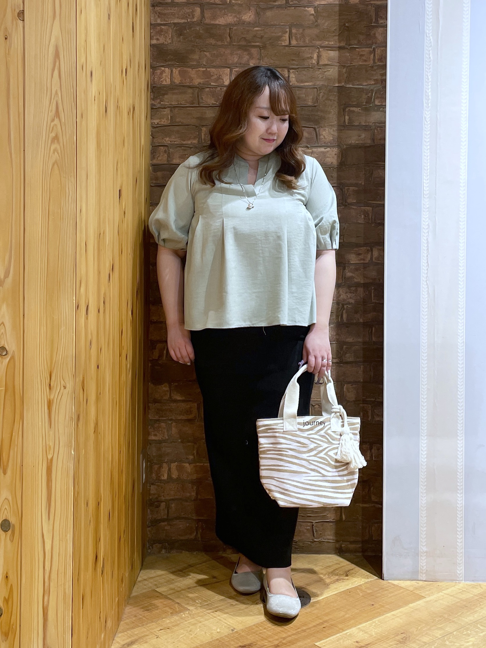 Risaさんの「SHOO･LA･RUE｜【高レビュー/洗濯後しわになりにくい/インせず着られる】自然に体型カバー 麻調ペプラムブラウス」を使ったコーディネート