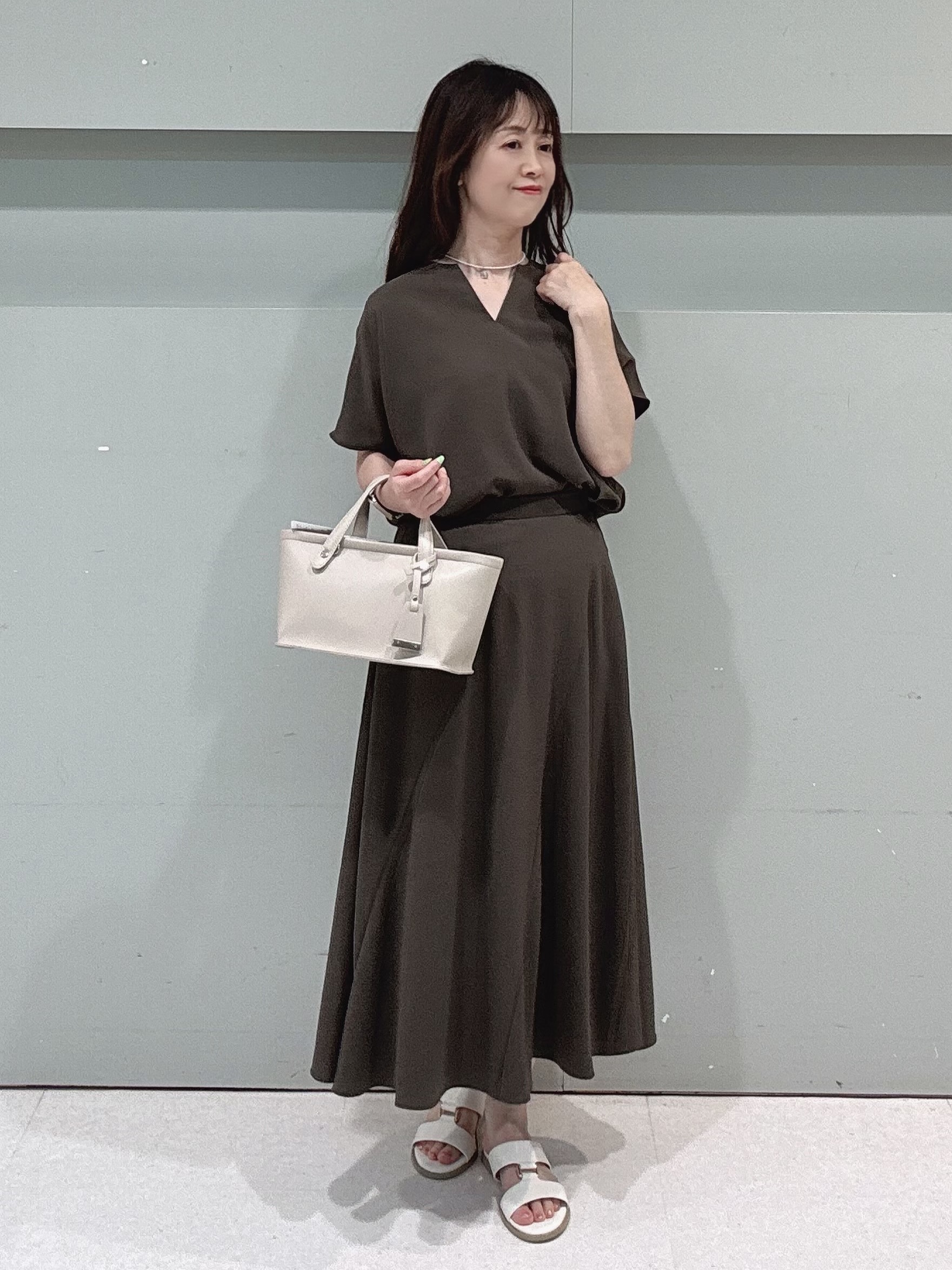 makiさんの「UNTITLED｜【UV/接触冷感/セットアップ可】リラクシーキーVネックブラウス」を使ったコーディネート