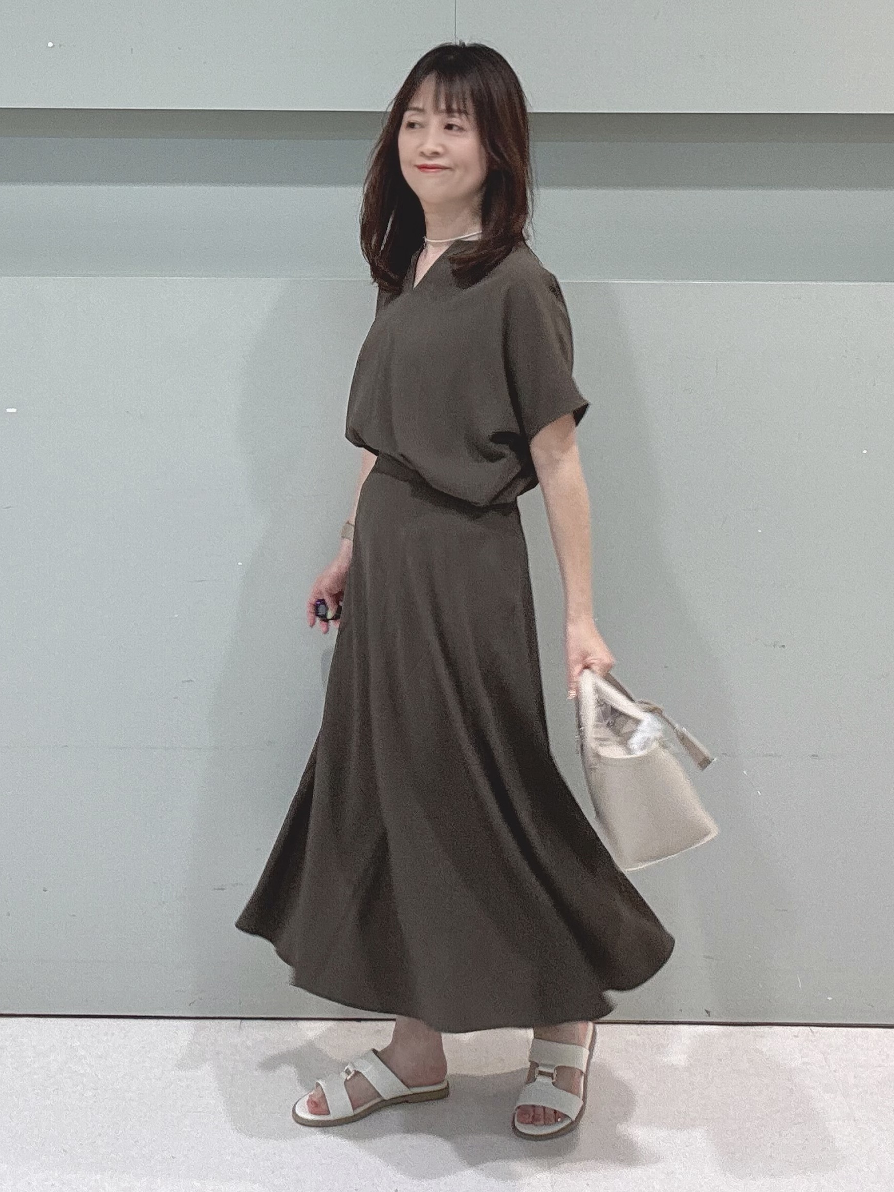 makiさんの「UNTITLED｜【UV/接触冷感/セットアップ可】リラクシーキーVネックブラウス」を使ったコーディネート