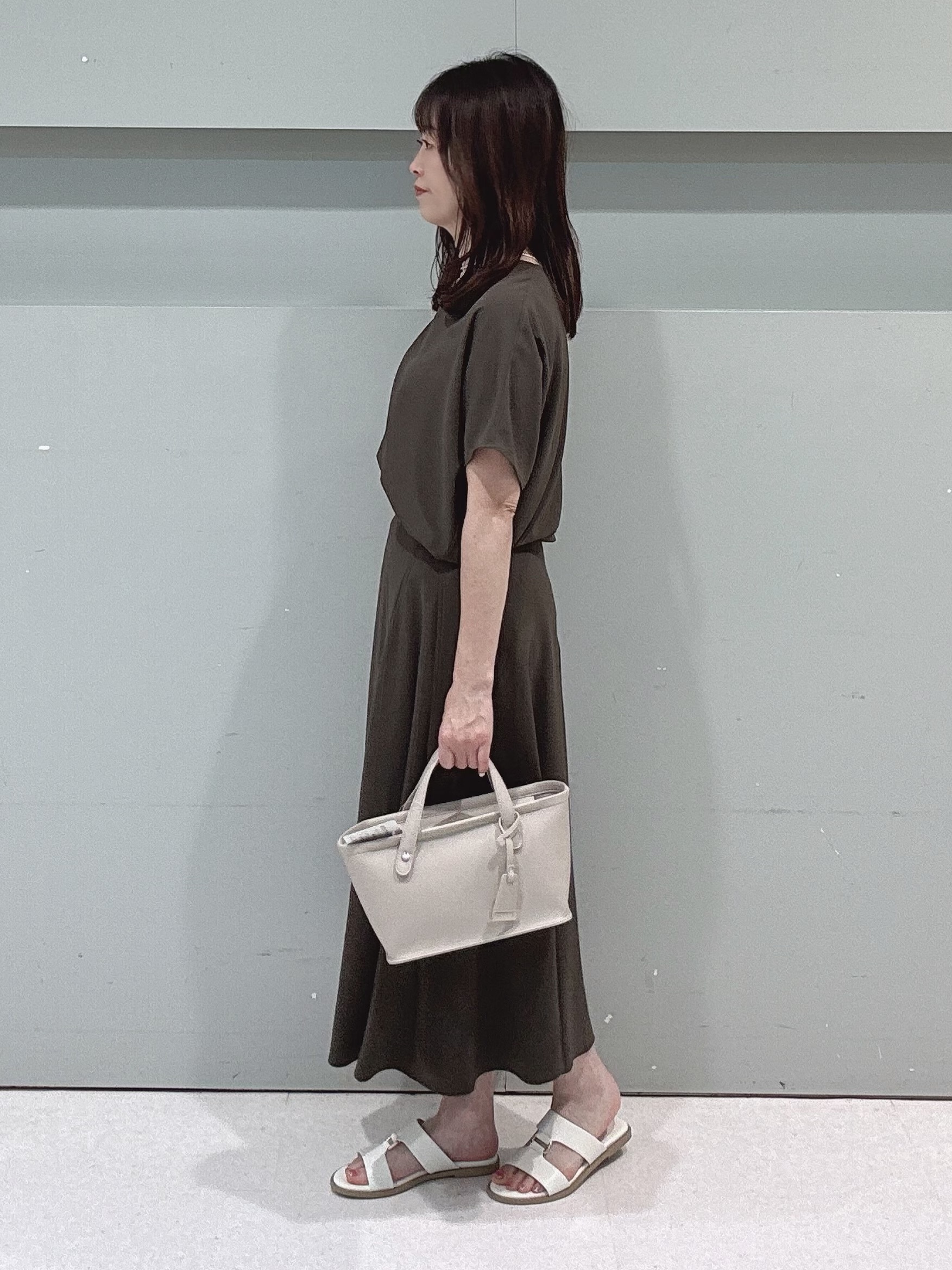 makiさんの「UNTITLED｜【UV/接触冷感/セットアップ可】リラクシーキーVネックブラウス」を使ったコーディネート