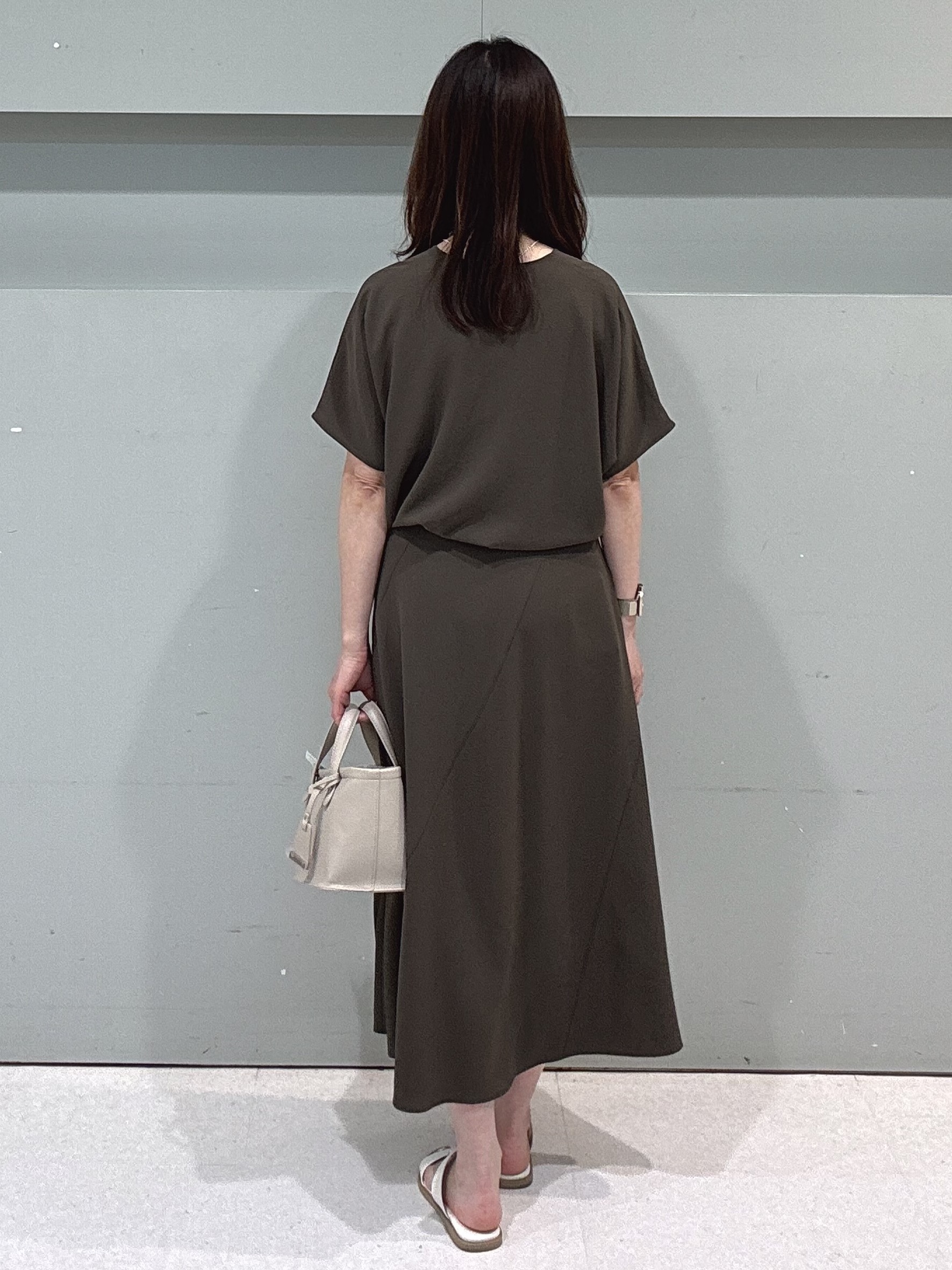 makiさんの「UNTITLED｜【UV/接触冷感/セットアップ可】リラクシーキーVネックブラウス」を使ったコーディネート