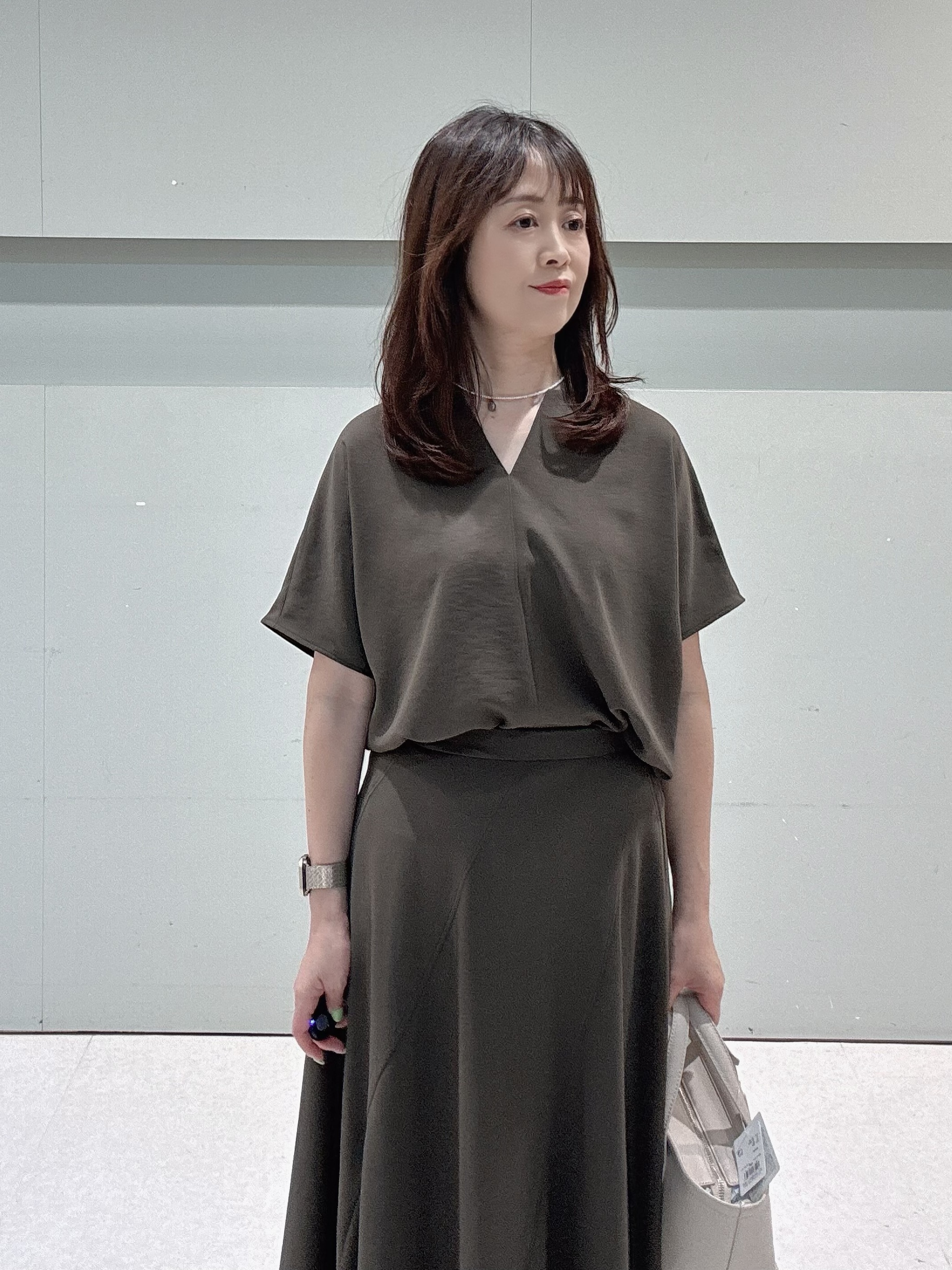 makiさんの「UNTITLED｜【UV/接触冷感/セットアップ可】リラクシーキーVネックブラウス」を使ったコーディネート