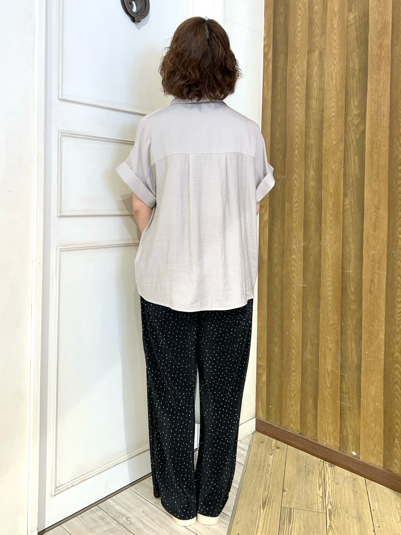 yuriyuriさんの「SHOO･LA･RUE｜【ひんやり/S-LL/洗濯機可】インせず着られる 裾タック スキッパーシャツ」を使ったコーディネート
