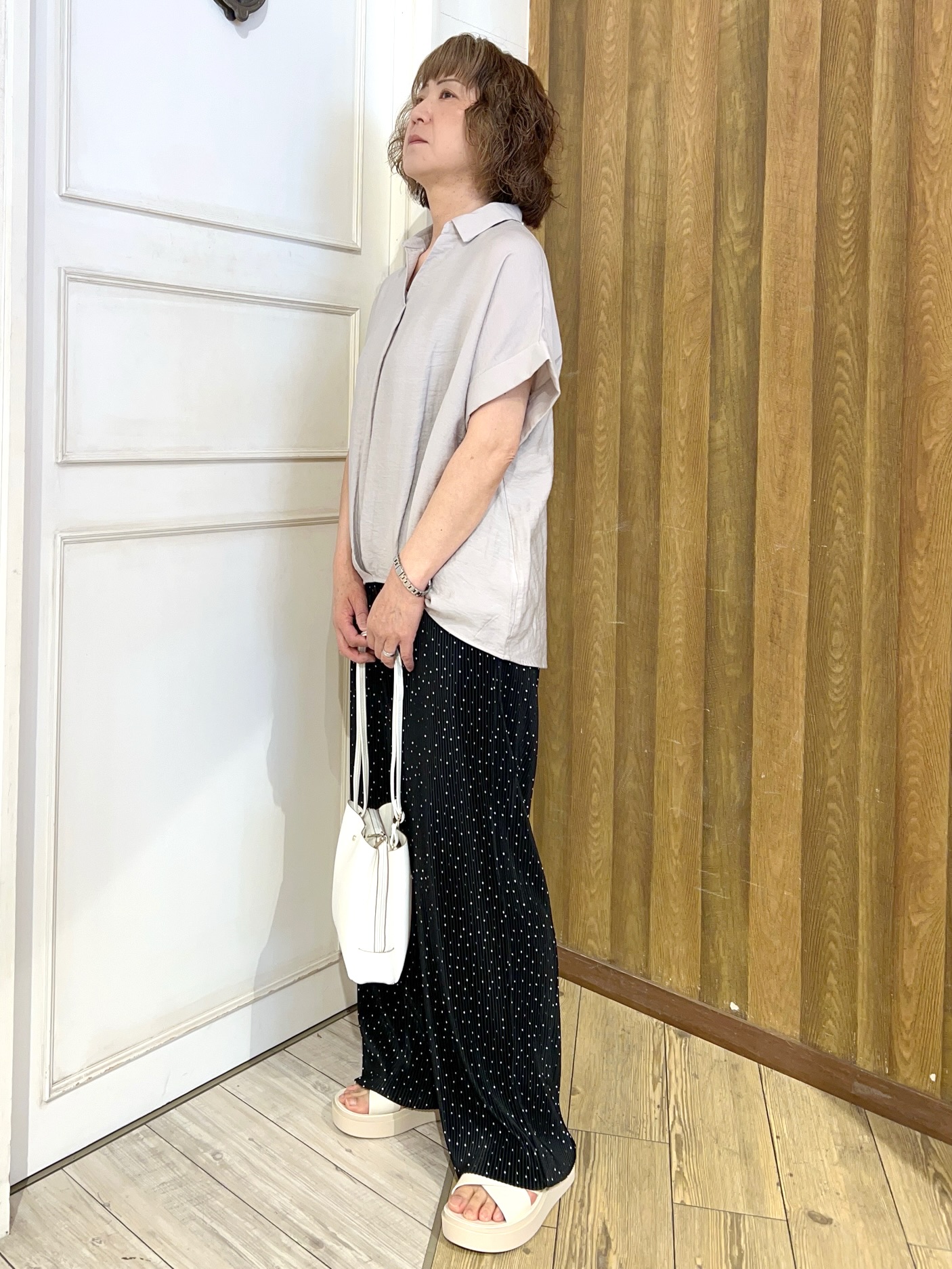 yuriyuriさんの「SHOO･LA･RUE｜【ひんやり/S-LL/洗濯機可】インせず着られる 裾タック スキッパーシャツ」を使ったコーディネート
