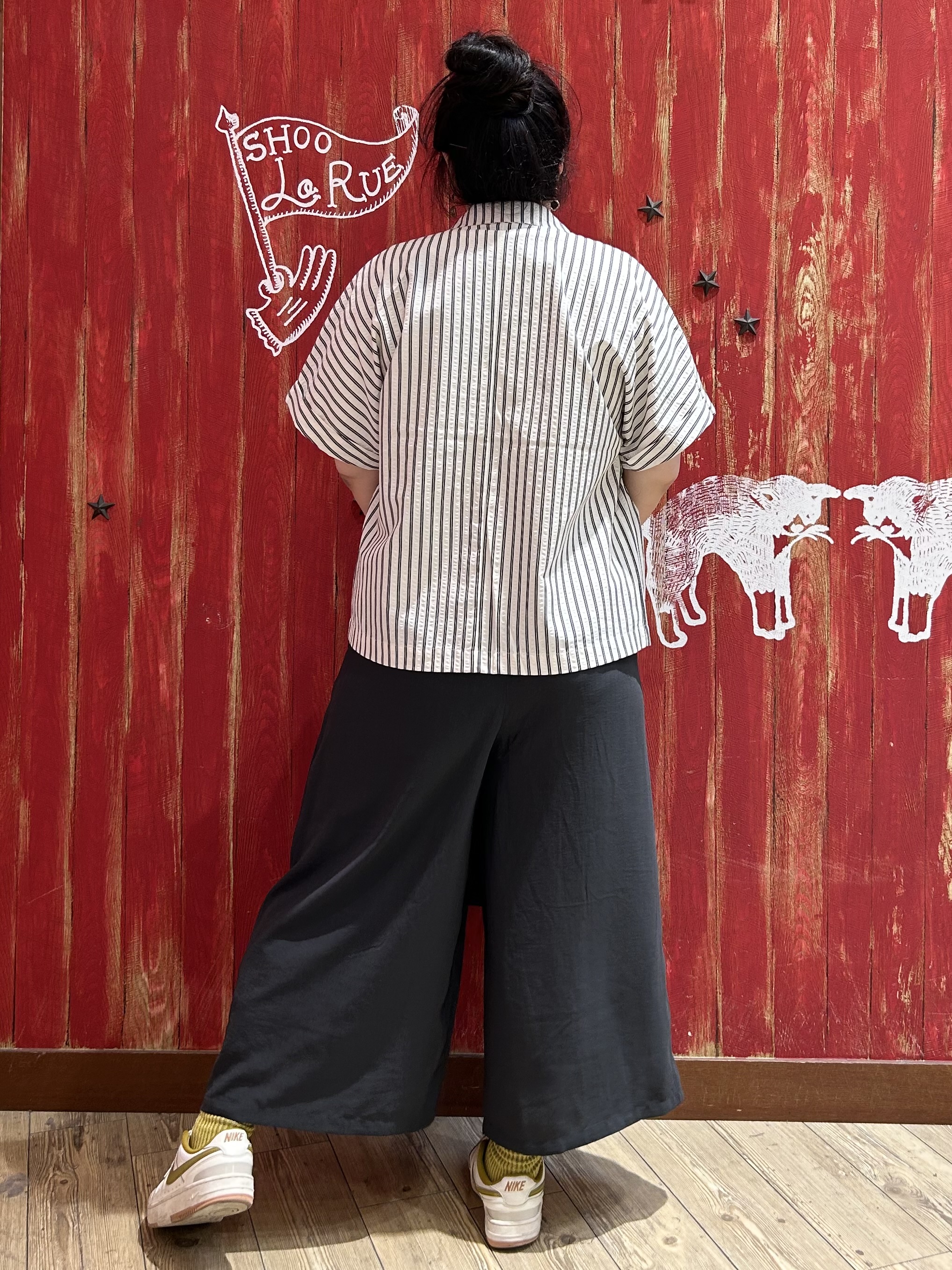 みりぽんさんの「SHOO･LA･RUE｜【ひんやり/吸水速乾/セットアップ可】羽織るだけで主役になる サッカーストライプシャツジャケット」を使ったコーディネート