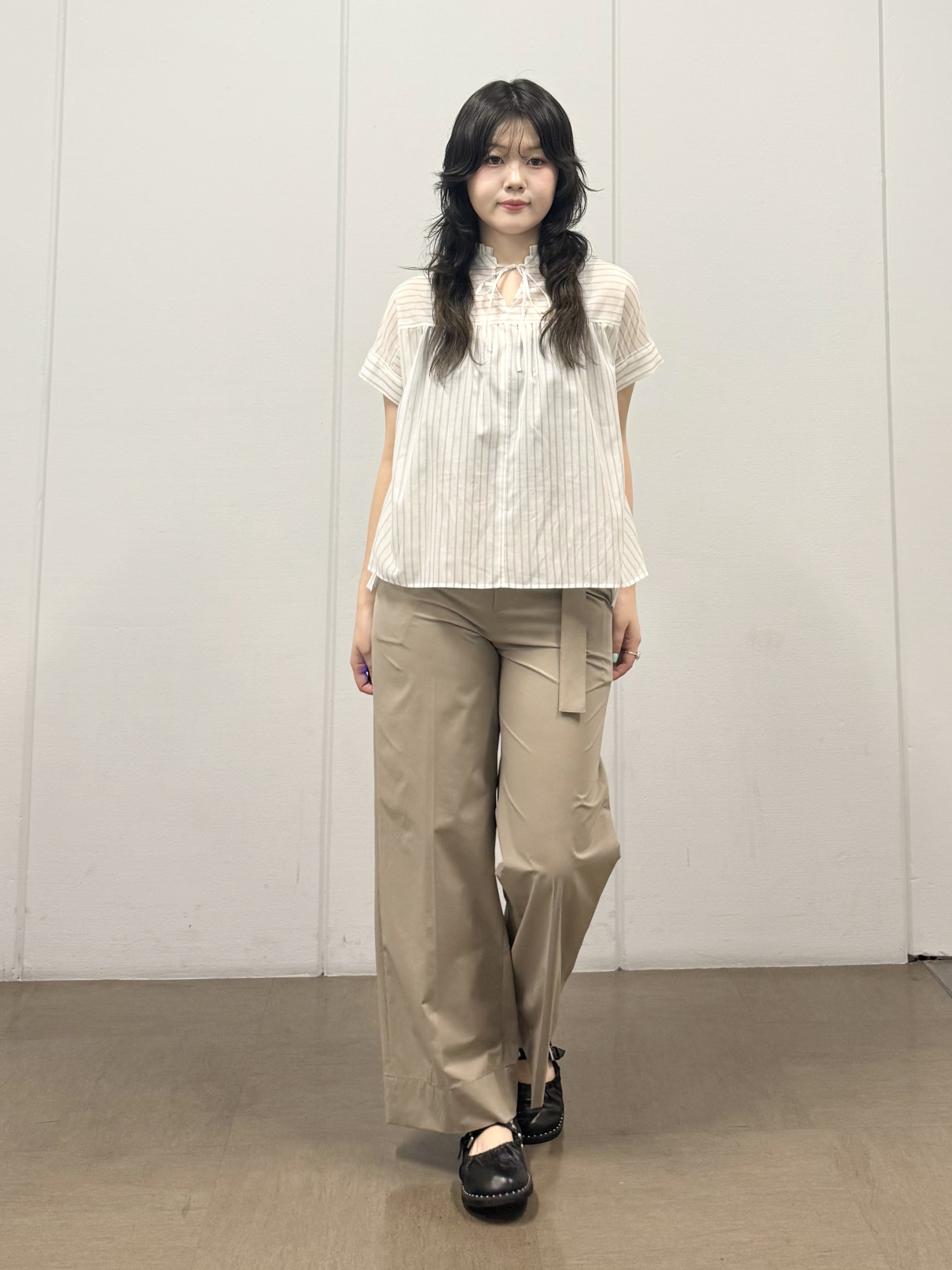 mizukiさんの「INDIVI｜【洗える／軽やか】フリル衿ギャザーブラウス」を使ったコーディネート