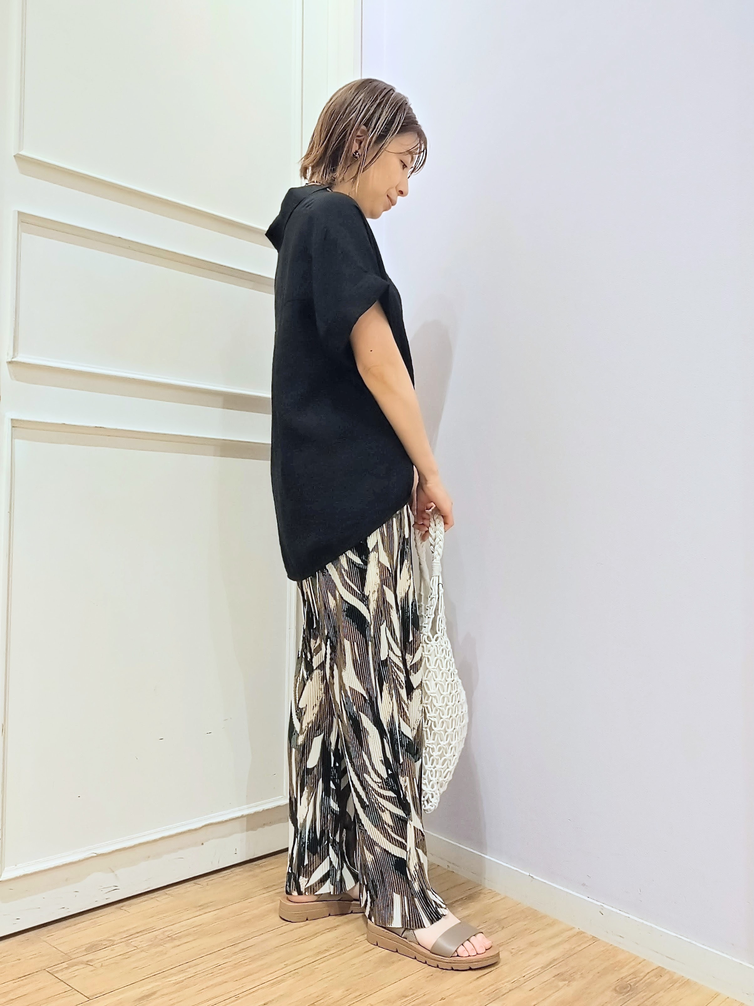 miomioさんの「SHOO･LA･RUE｜【ひんやり/S-LL/洗濯機可】インせず着られる 裾タック スキッパーシャツ」を使ったコーディネート