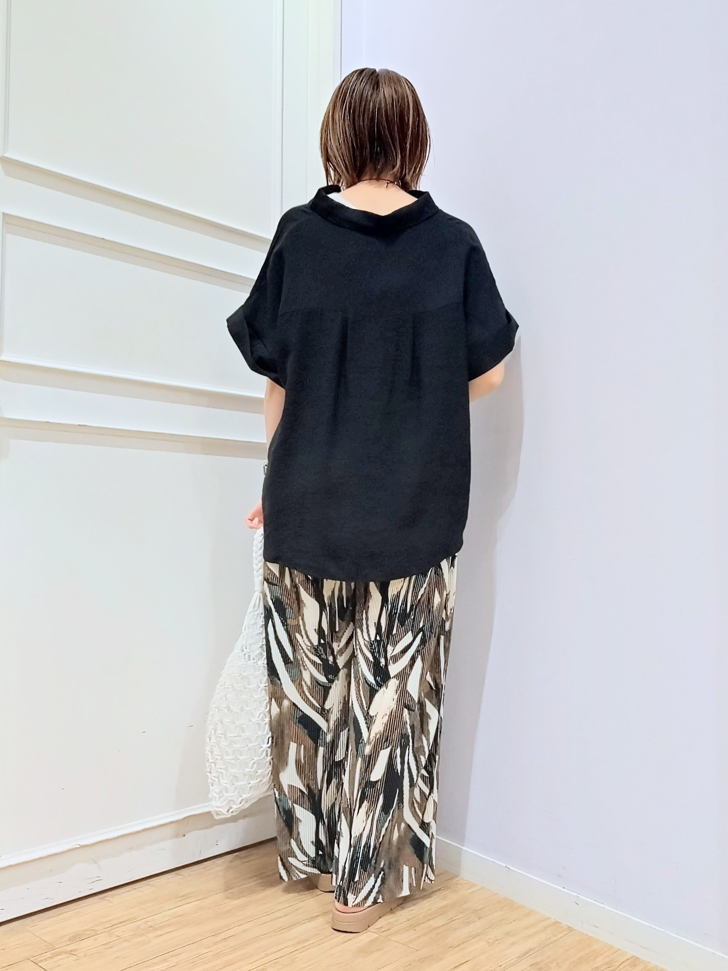 miomioさんの「SHOO･LA･RUE｜【ひんやり/S-LL/洗濯機可】インせず着られる 裾タック スキッパーシャツ」を使ったコーディネート