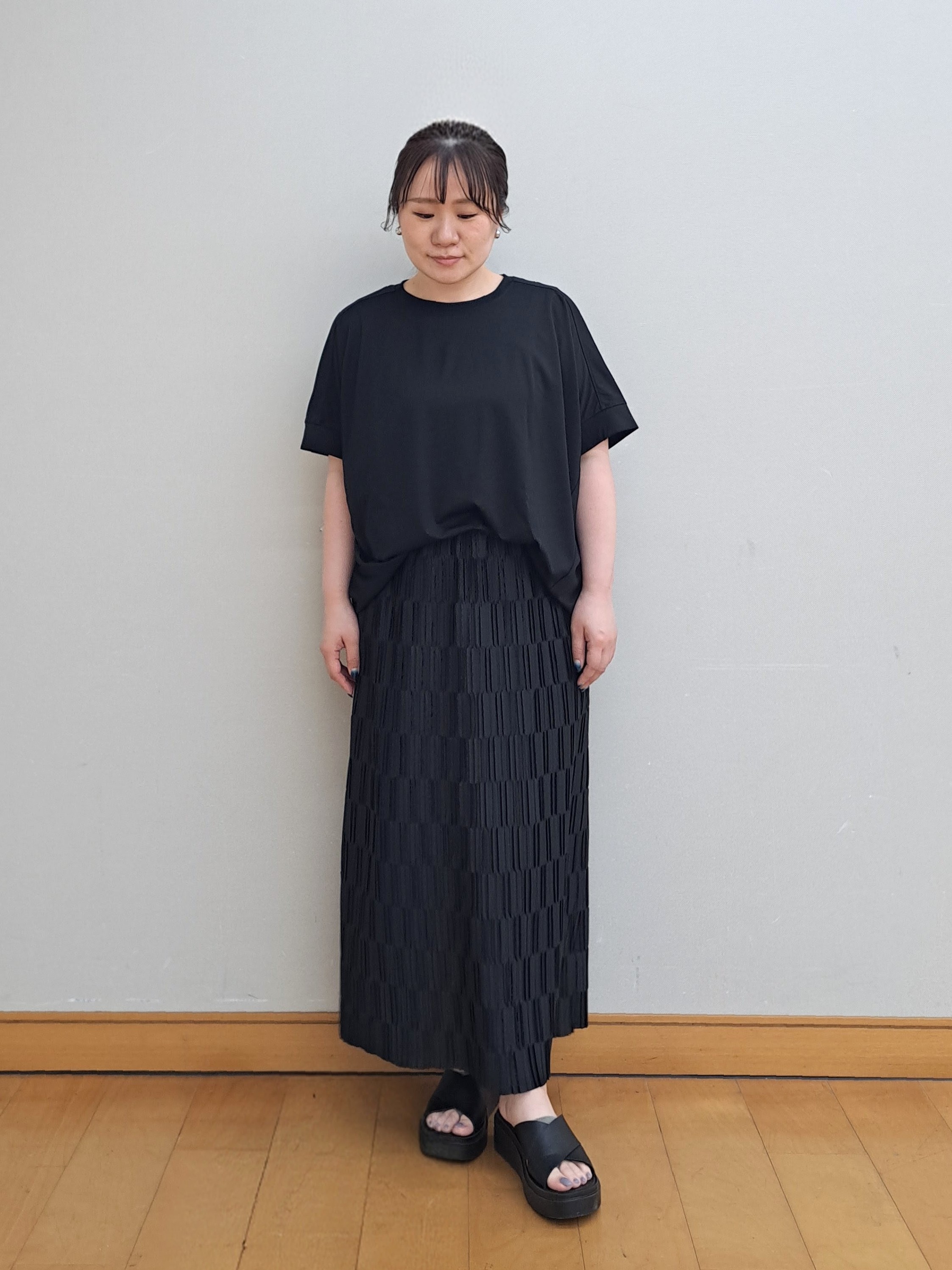 sho*さんの「SHOO･LA･RUE｜【ひんやり/UV/S-LL/体型カバー】バックギャザーでこなれ見え ひやとろドルマンTシャツ」を使ったコーディネート