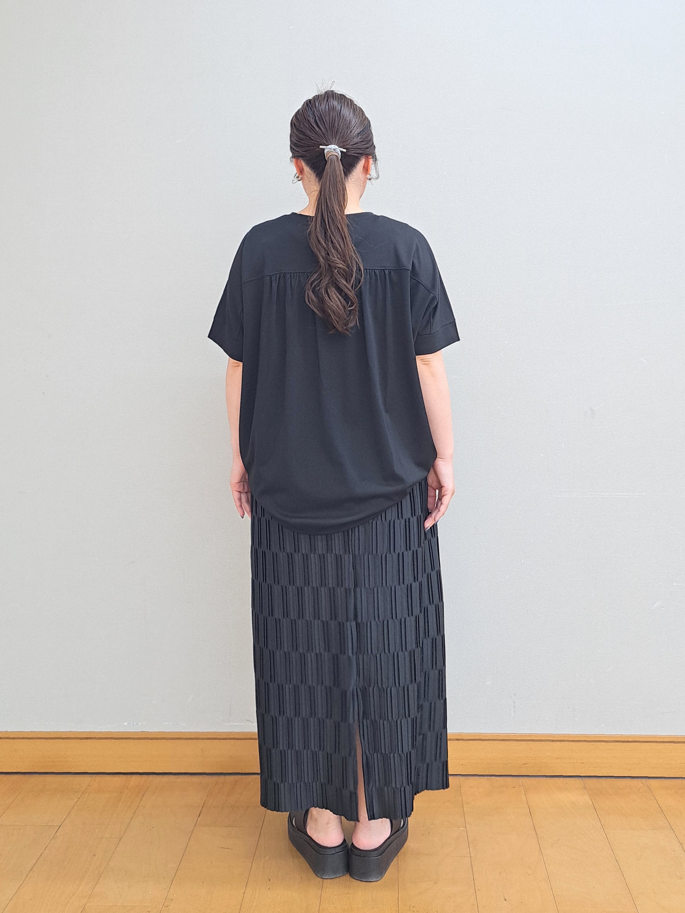 sho*さんの「SHOO･LA･RUE｜【ひんやり/UV/S-LL/体型カバー】バックギャザーでこなれ見え ひやとろドルマンTシャツ」を使ったコーディネート
