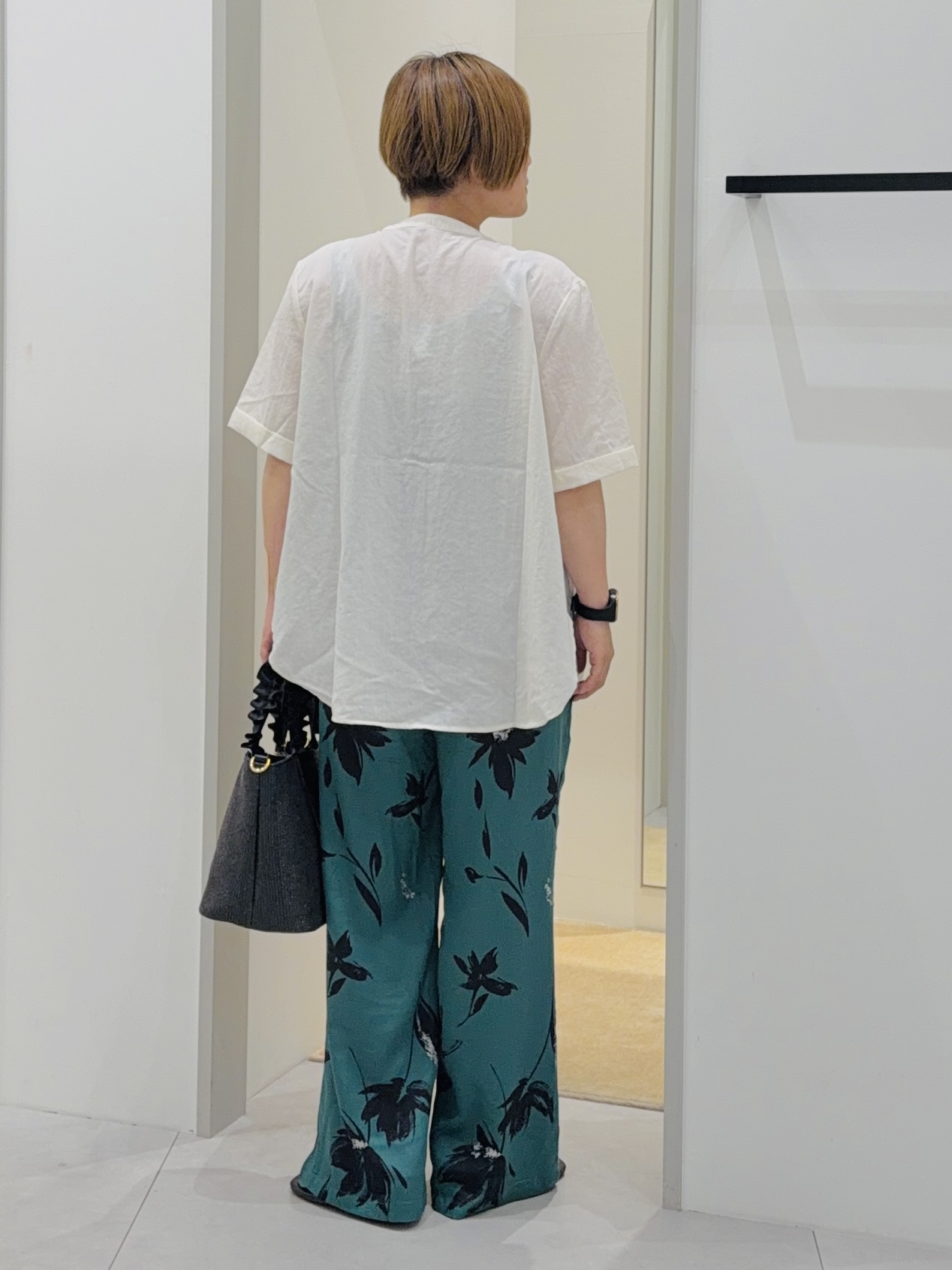 タナさんの「THE SHOP TK｜【M-XL/刻みネックですっきり見え】Wポケット金ボタン 5分袖シャツ」を使ったコーディネート
