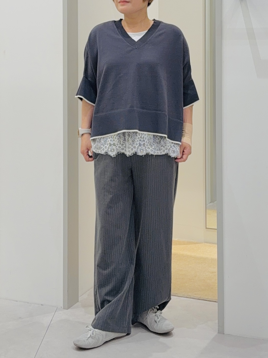 タナさんの「THE SHOP TK｜Vネックドルマンニット【毛玉になりにくい/洗濯機OK】」を使ったコーディネート