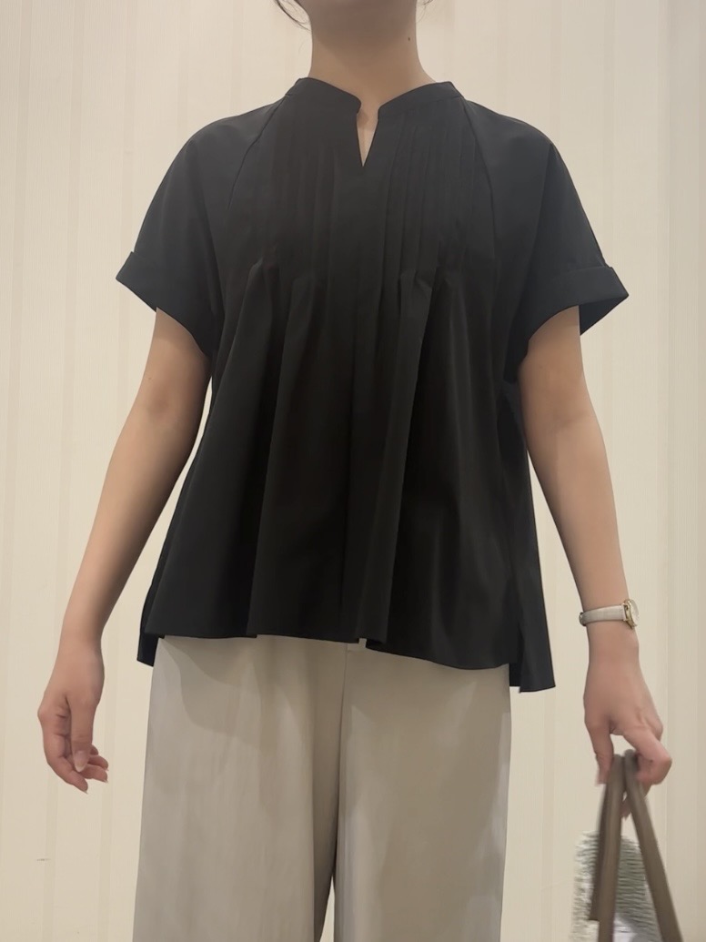 ちひさんの「INDIVI｜【撥水／UVケア／SETUP可能】軽量タックスキッパーブラウス」を使ったコーディネート