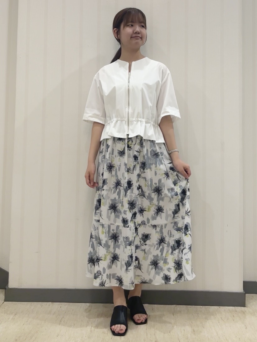 ちひさんの「INDIVI｜【洗える／SETUP可能】アートフラワープリントスカート」を使ったコーディネート