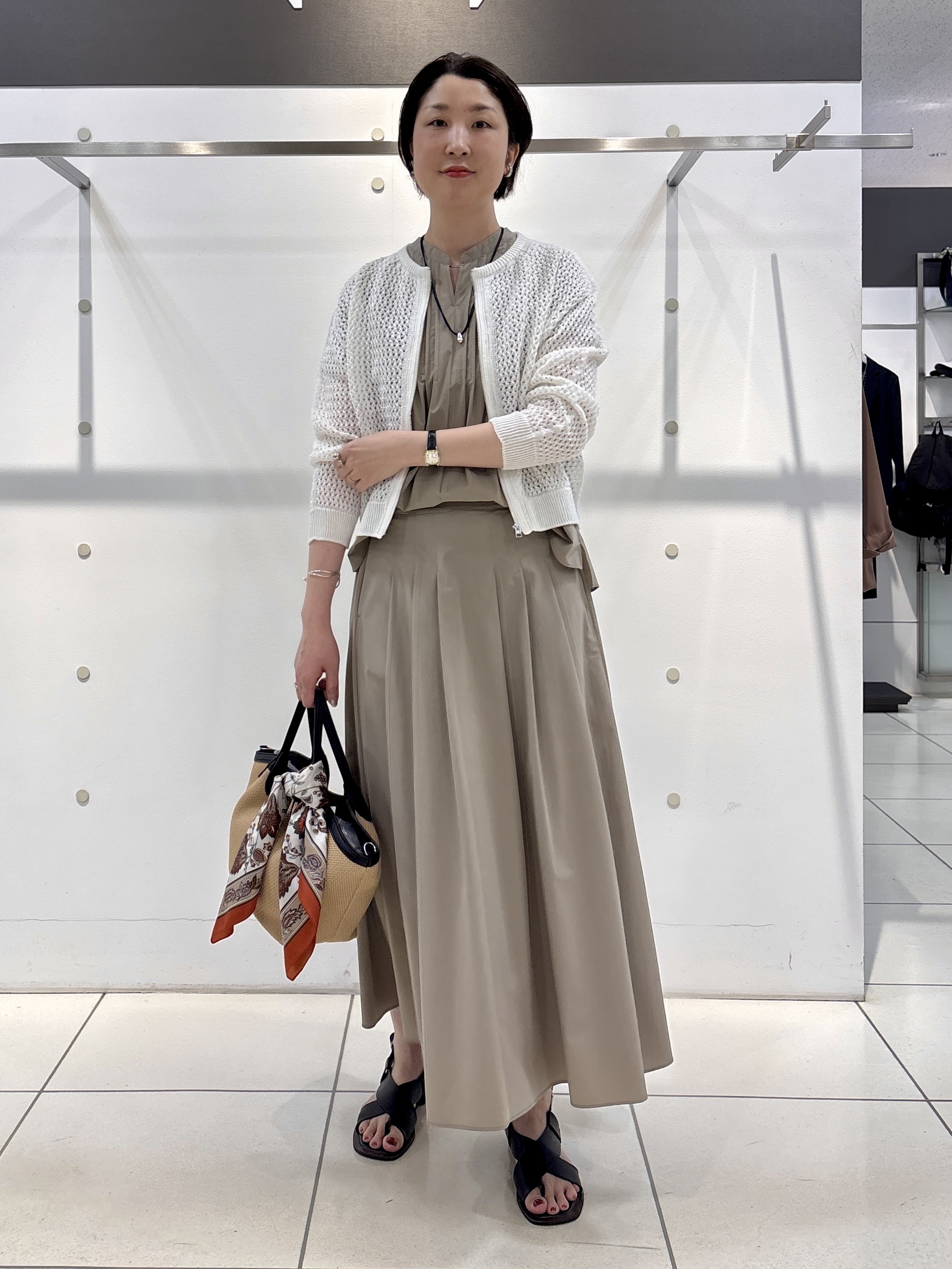 yuriさんの「INDIVI｜【撥水／UVケア／SETUP可能】軽量タックスキッパーブラウス」を使ったコーディネート