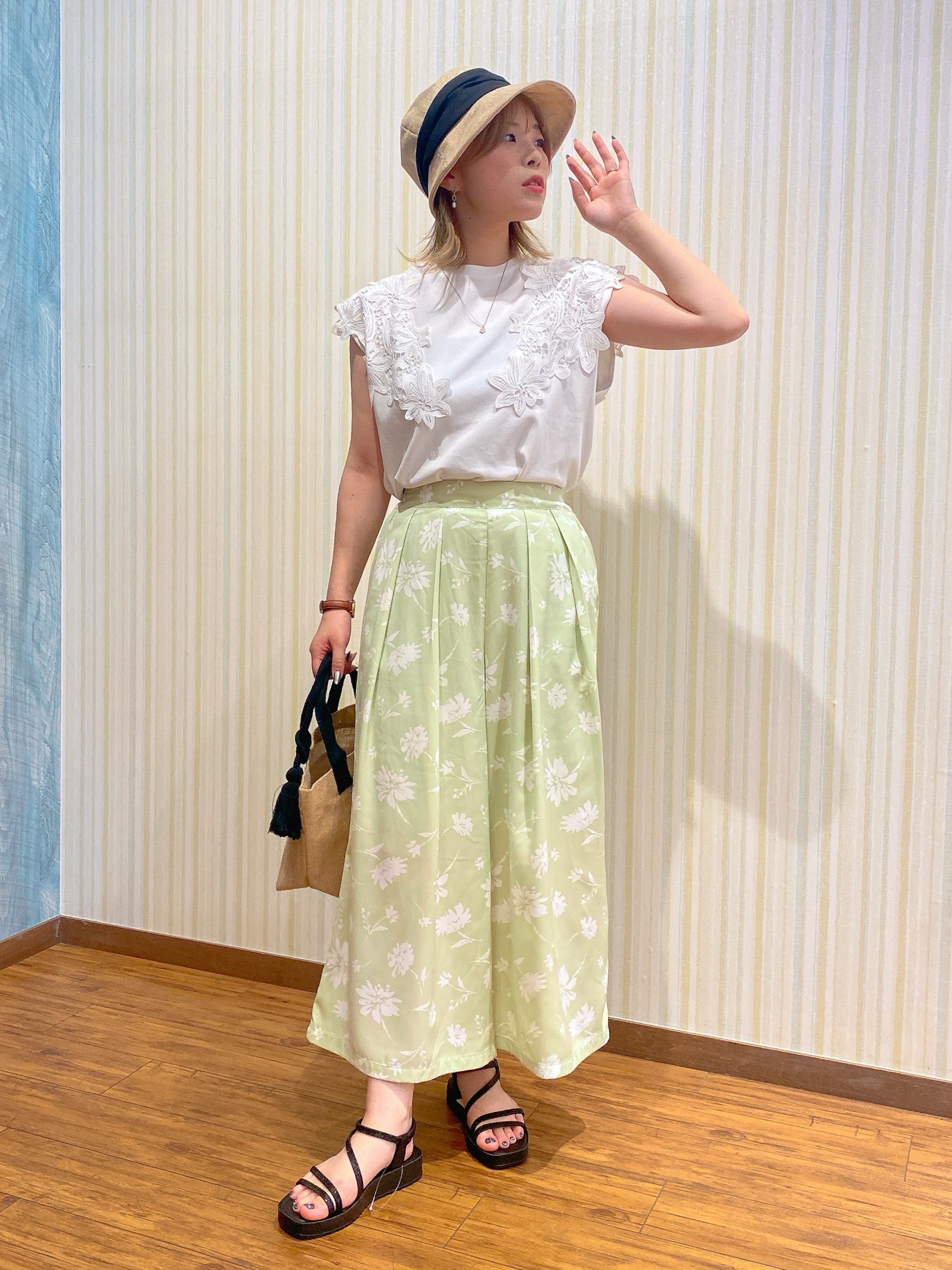 ayaさんの「SHOO･LA･RUE｜【ひんやり/S-LL/洗濯機可】女性らしさ溢れるモチーフレース スムースTシャツ」を使ったコーディネート