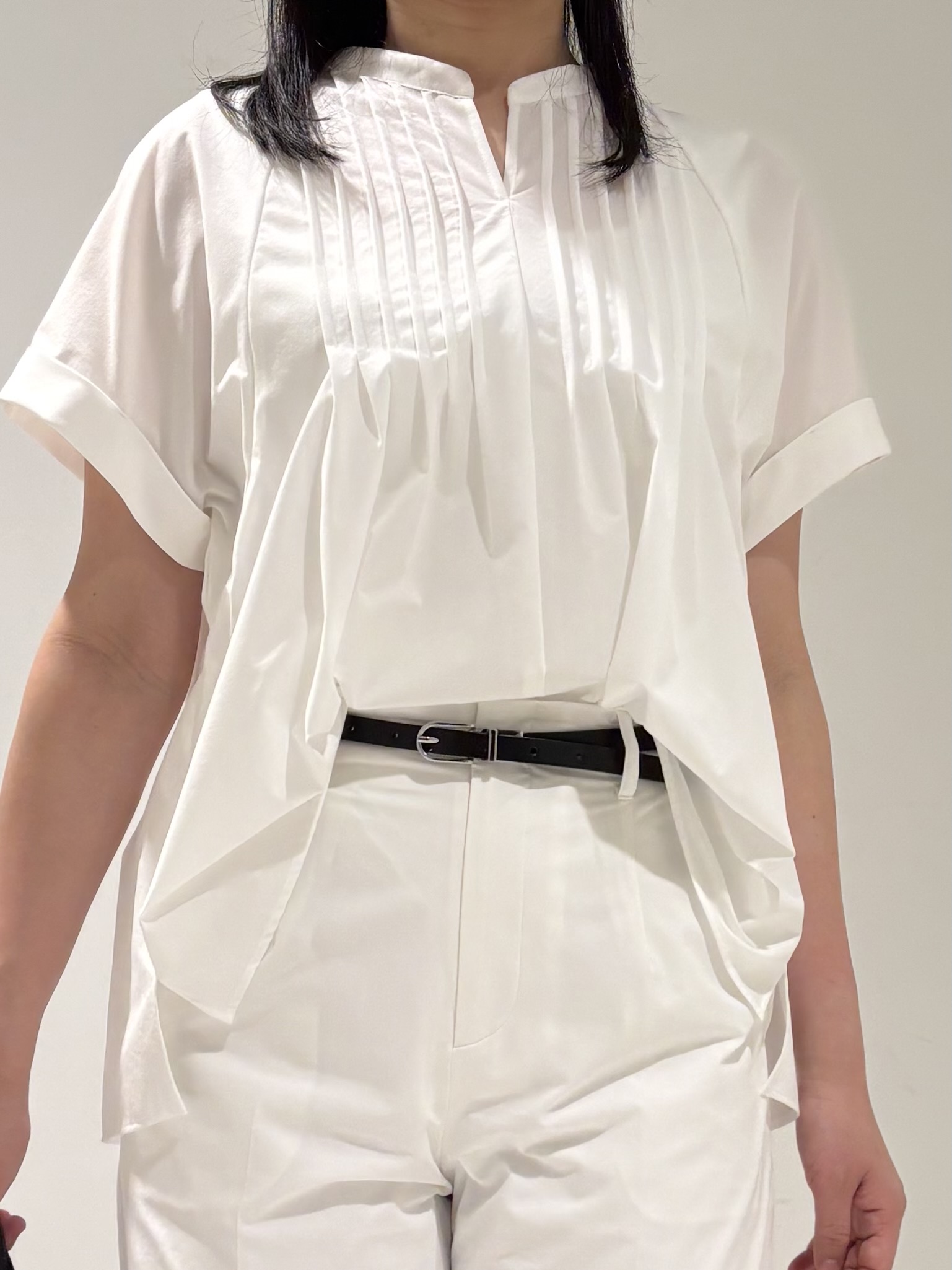 momokoさんの「INDIVI｜【撥水／UVケア／SETUP可能】軽量タックスキッパーブラウス」を使ったコーディネート