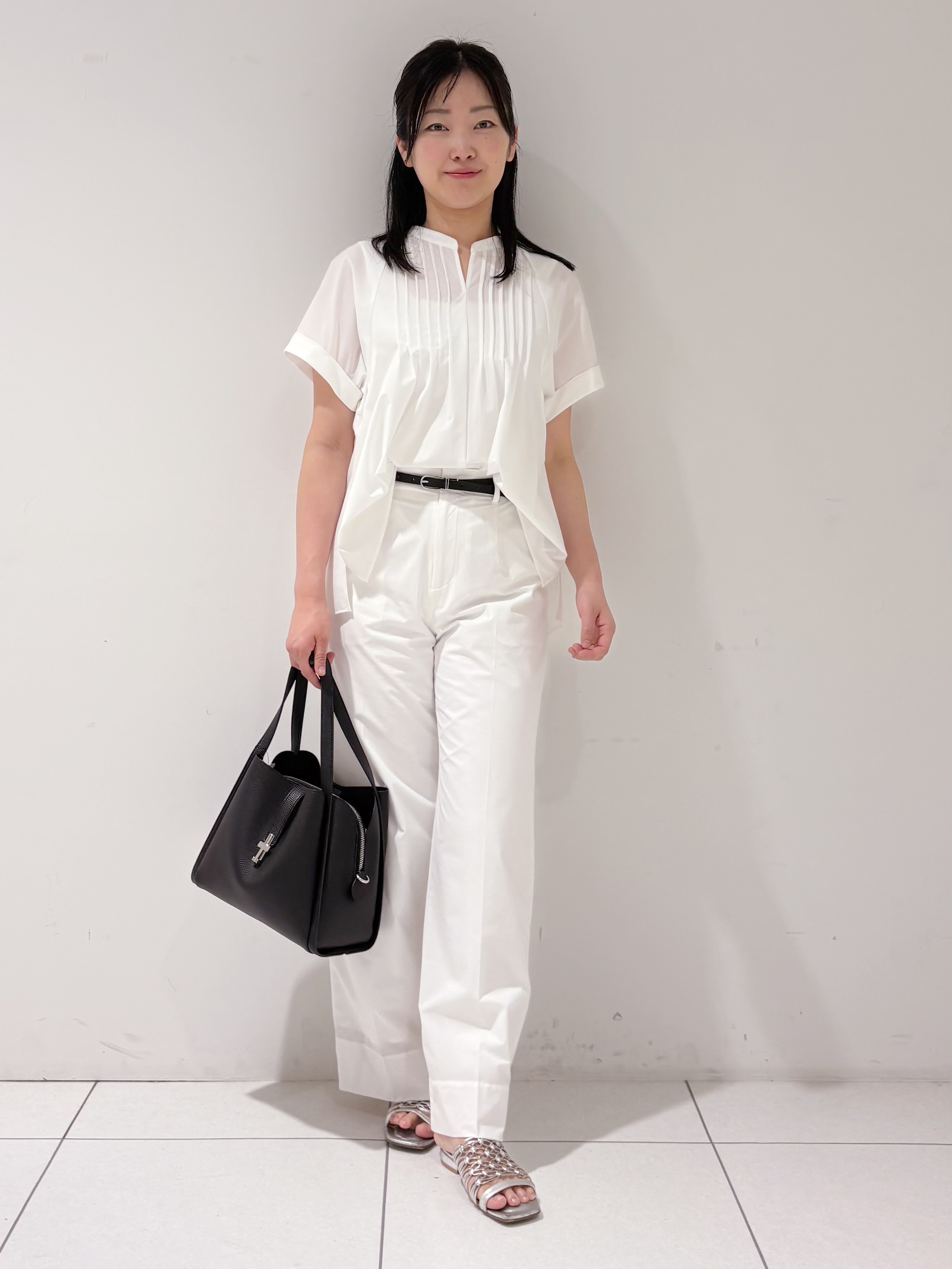 momokoさんの「INDIVI｜【撥水／UVケア／SETUP可能】軽量タックスキッパーブラウス」を使ったコーディネート