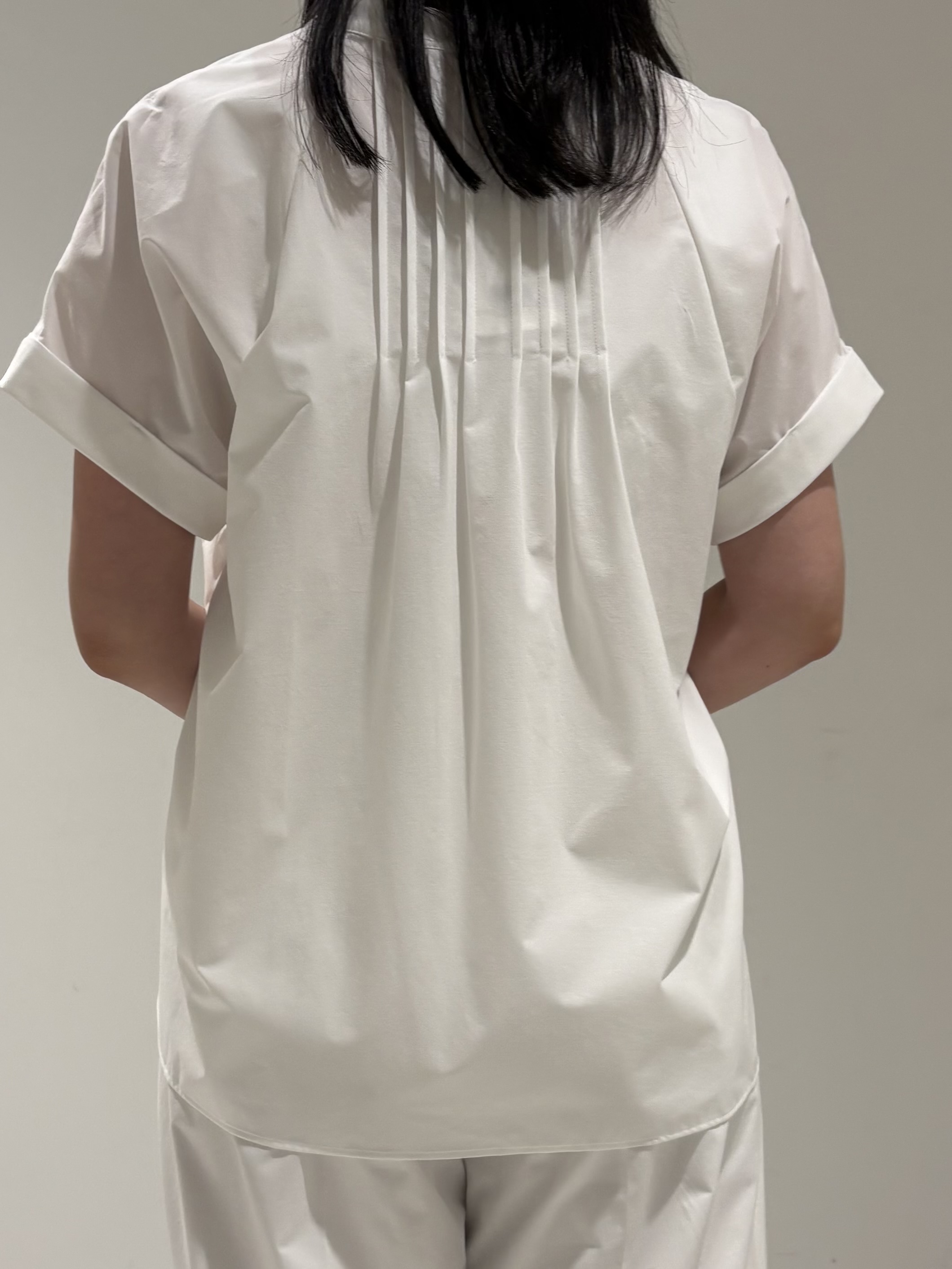 momokoさんの「INDIVI｜【撥水／UVケア／SETUP可能】軽量タックスキッパーブラウス」を使ったコーディネート