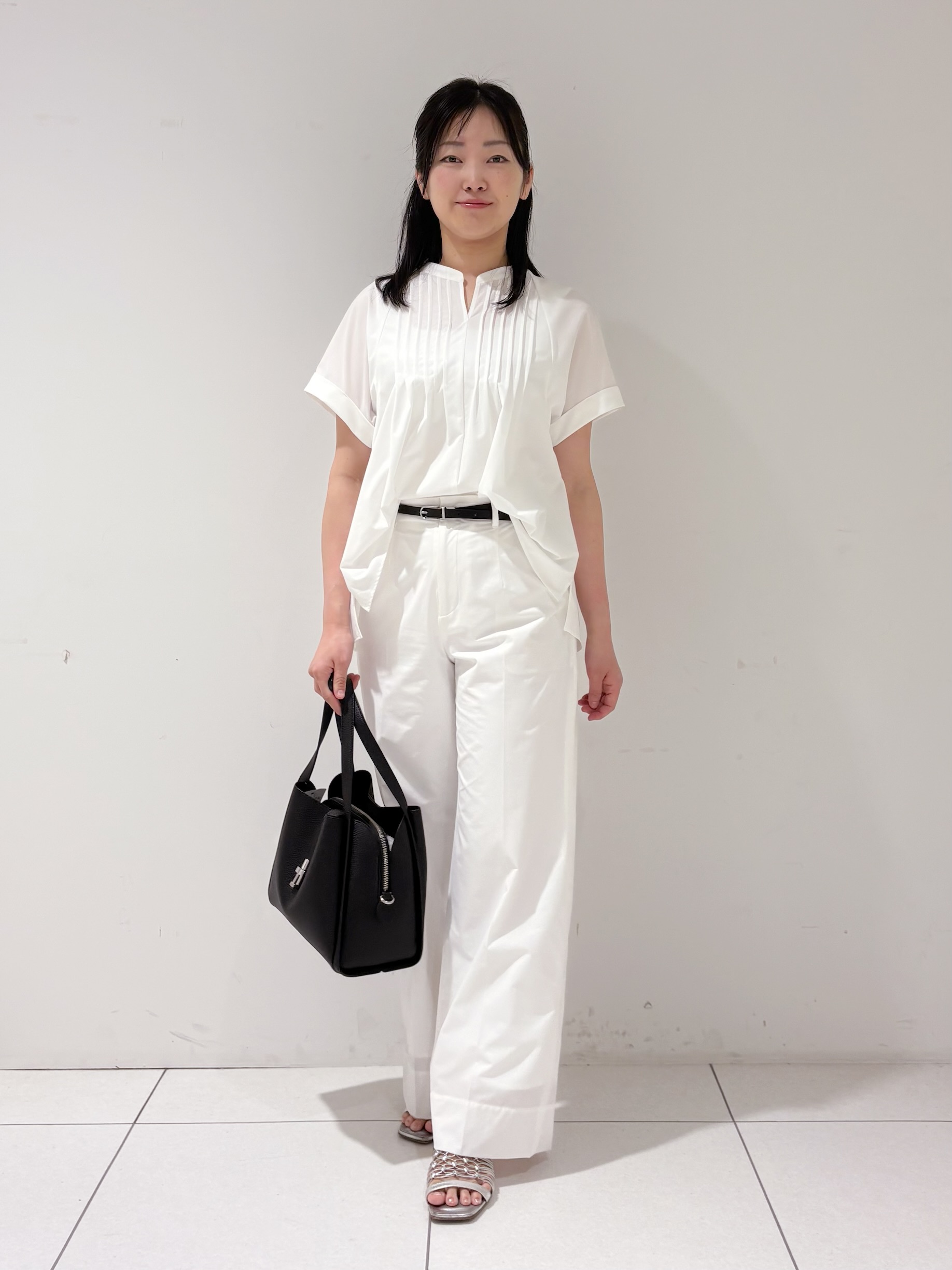 momokoさんの「INDIVI｜【撥水／UVケア／SETUP可能】軽量タックスキッパーブラウス」を使ったコーディネート