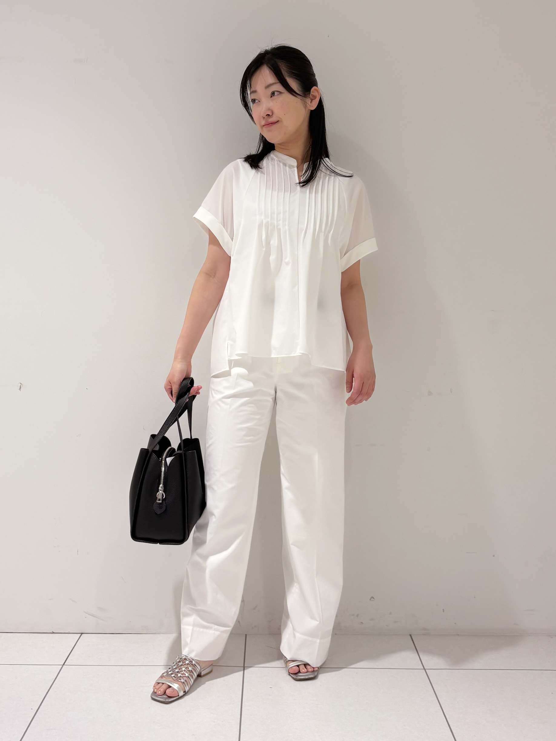 momokoさんの「INDIVI｜【撥水／UVケア／SETUP可能】軽量タックスキッパーブラウス」を使ったコーディネート