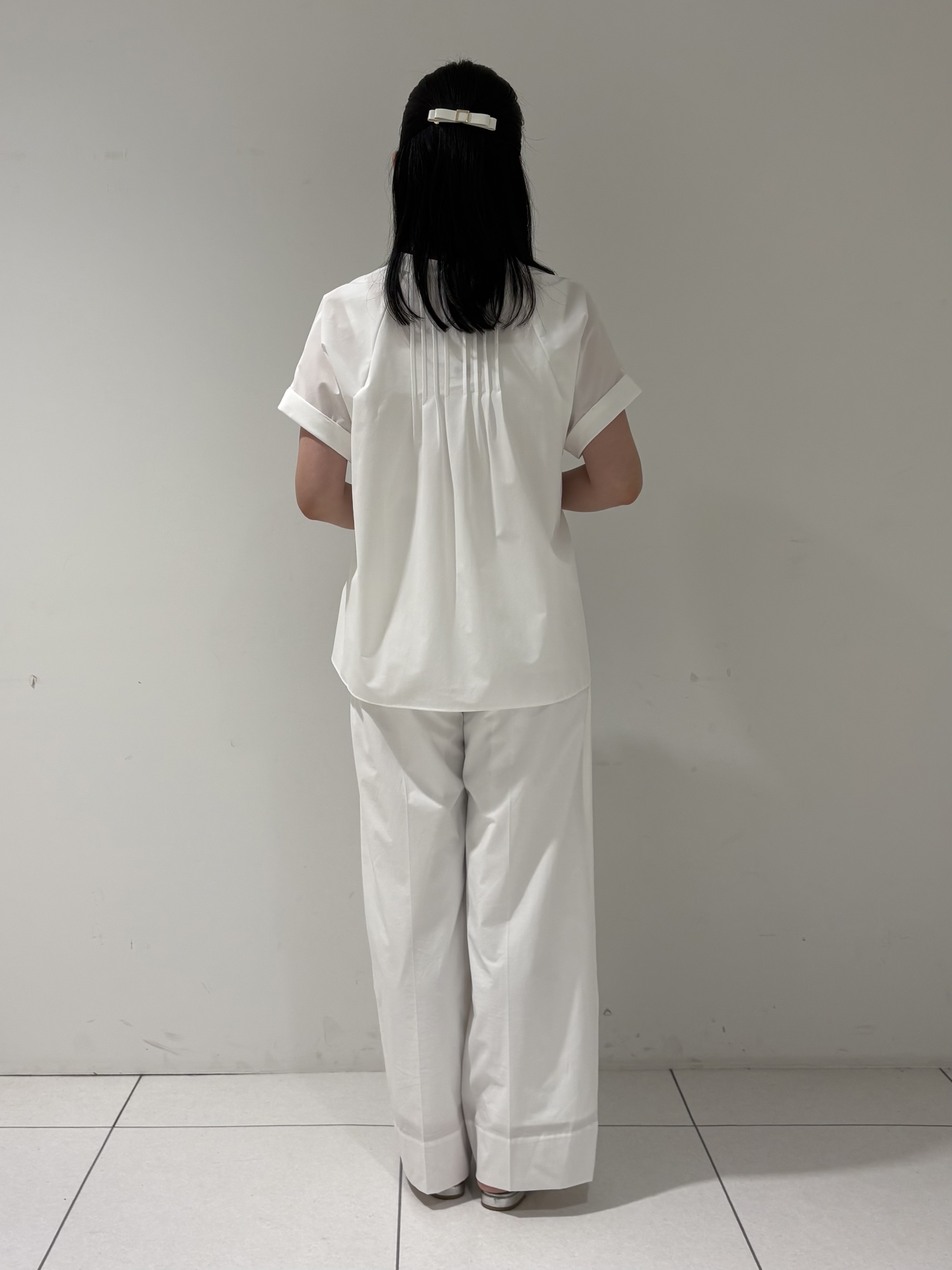 momokoさんの「INDIVI｜【撥水／UVケア／SETUP可能】軽量タックスキッパーブラウス」を使ったコーディネート