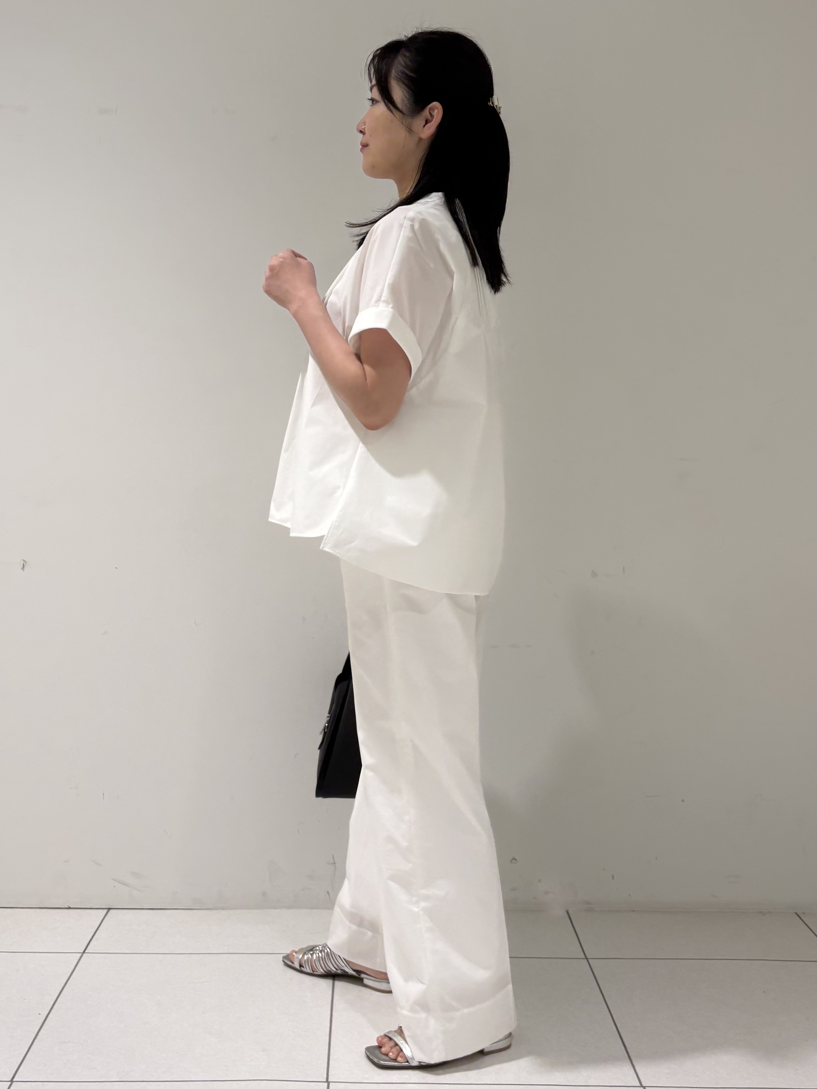 momokoさんの「INDIVI｜【撥水／UVケア／SETUP可能】軽量タックスキッパーブラウス」を使ったコーディネート