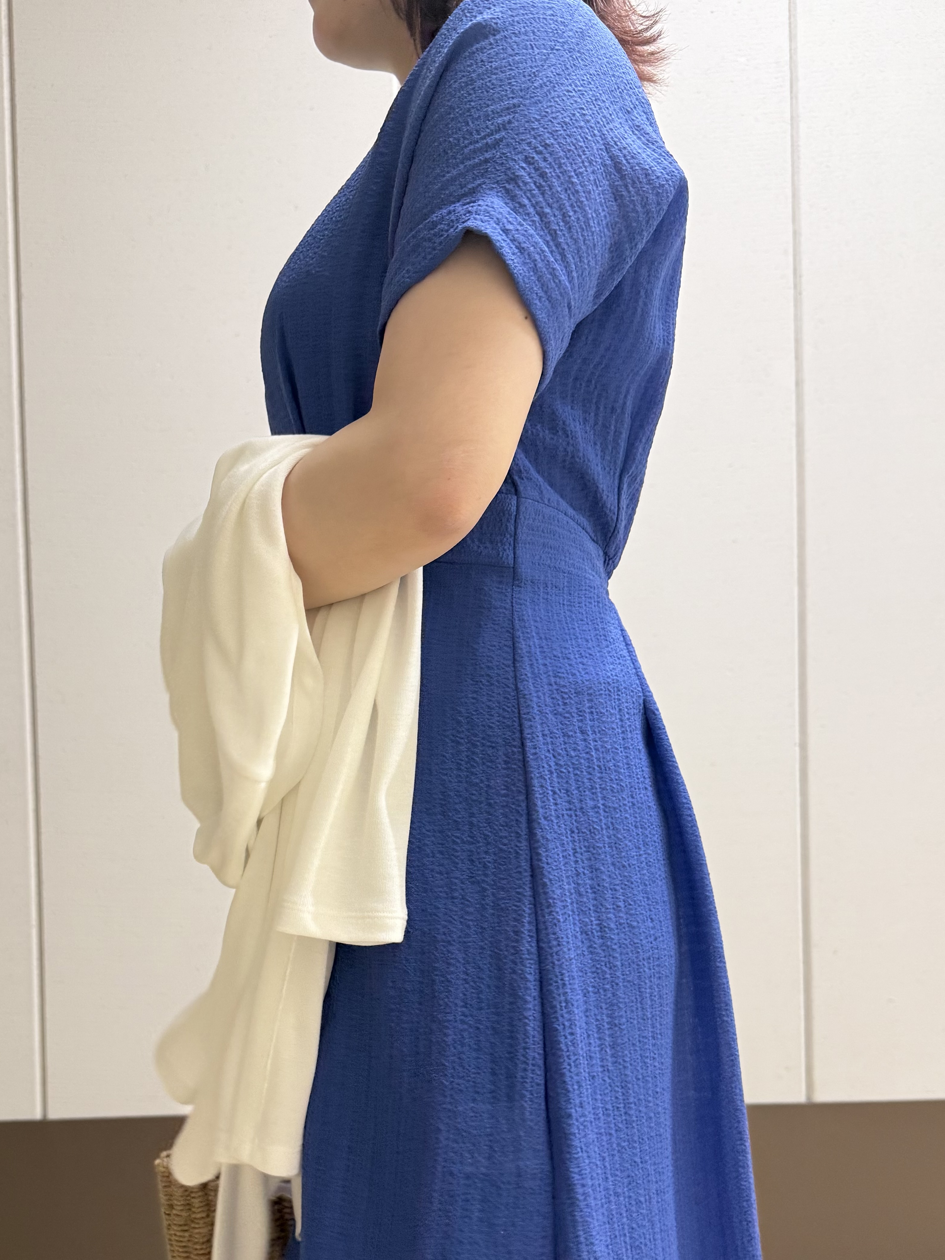Rikoさんの「INDIVI｜【洗える】無地＆チェーン柄 シャーリングサッカーワンピース」を使ったコーディネート