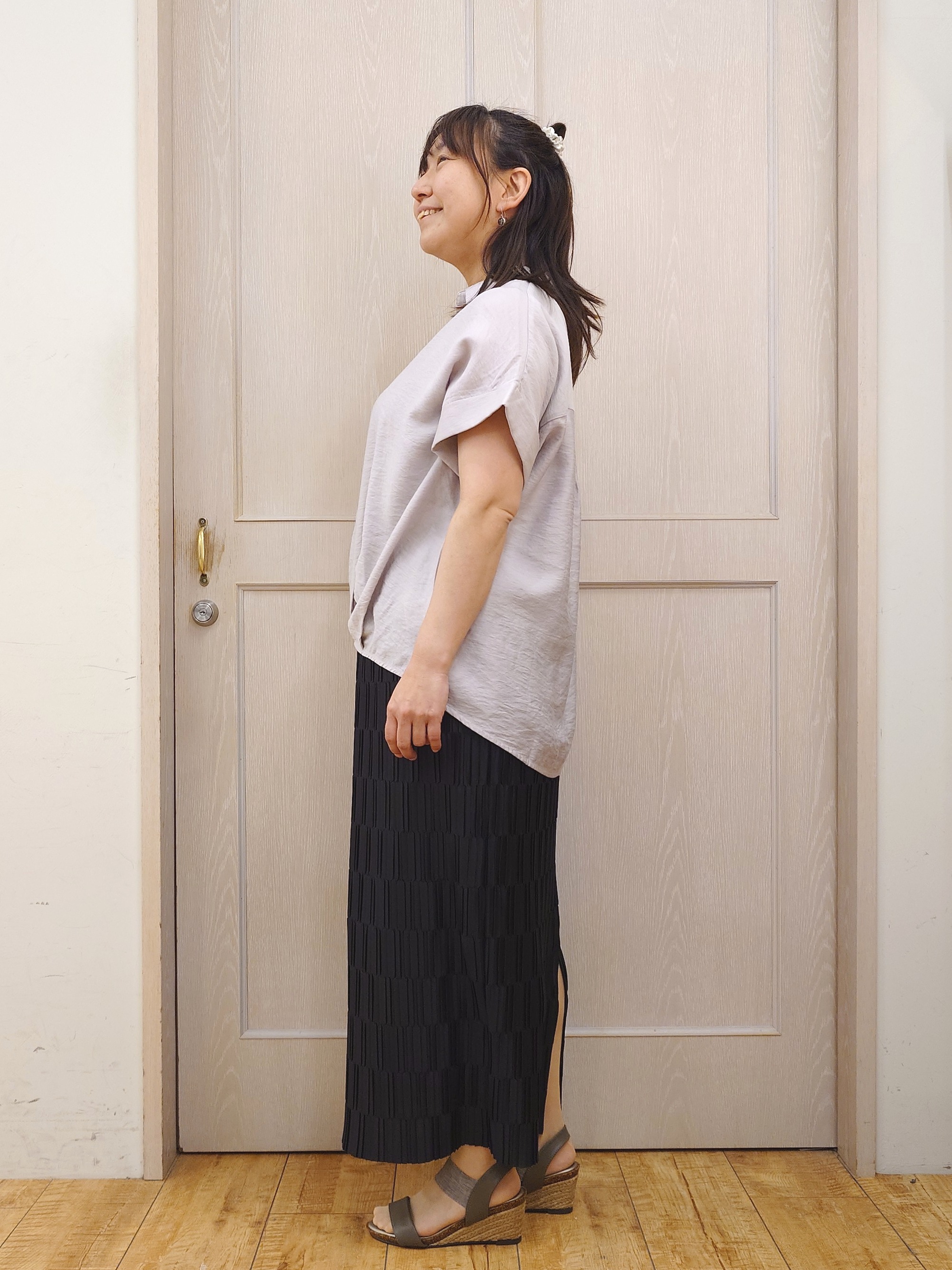 とろろさんの「SHOO･LA･RUE｜【ひんやり/S-LL/洗濯機可】インせず着られる 裾タック スキッパーシャツ」を使ったコーディネート