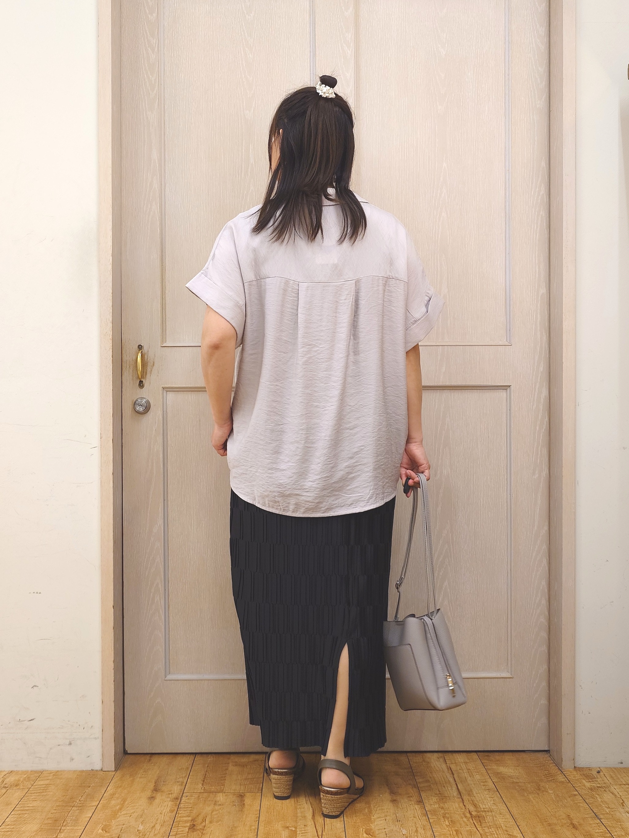 とろろさんの「SHOO･LA･RUE｜【ひんやり/S-LL/洗濯機可】インせず着られる 裾タック スキッパーシャツ」を使ったコーディネート