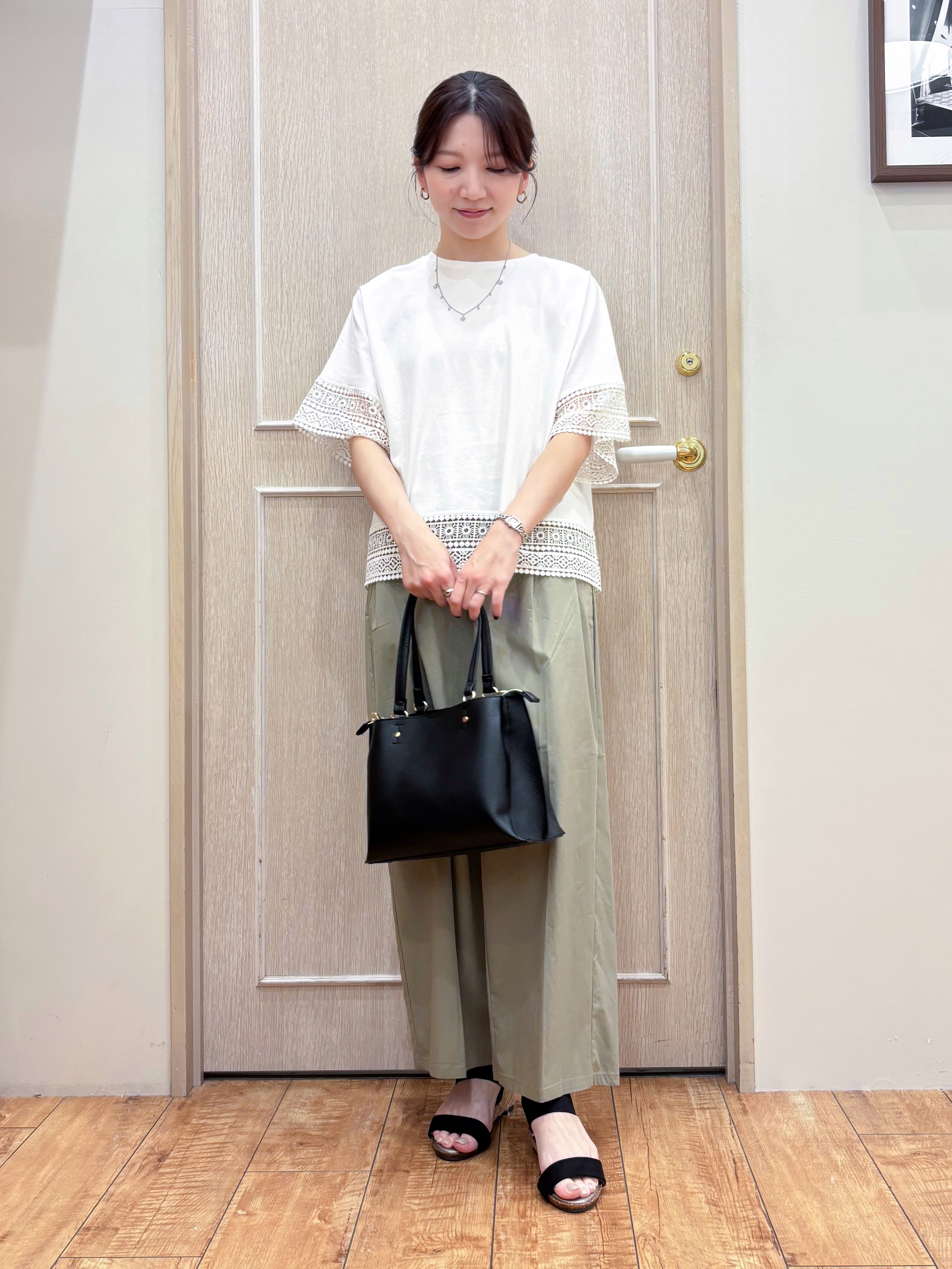 なみさんの「SHOO･LA･RUE｜【洗濯機可/ひんやり/体型カバー/S-LL】レース使いがポイント デザインTシャツ」を使ったコーディネート