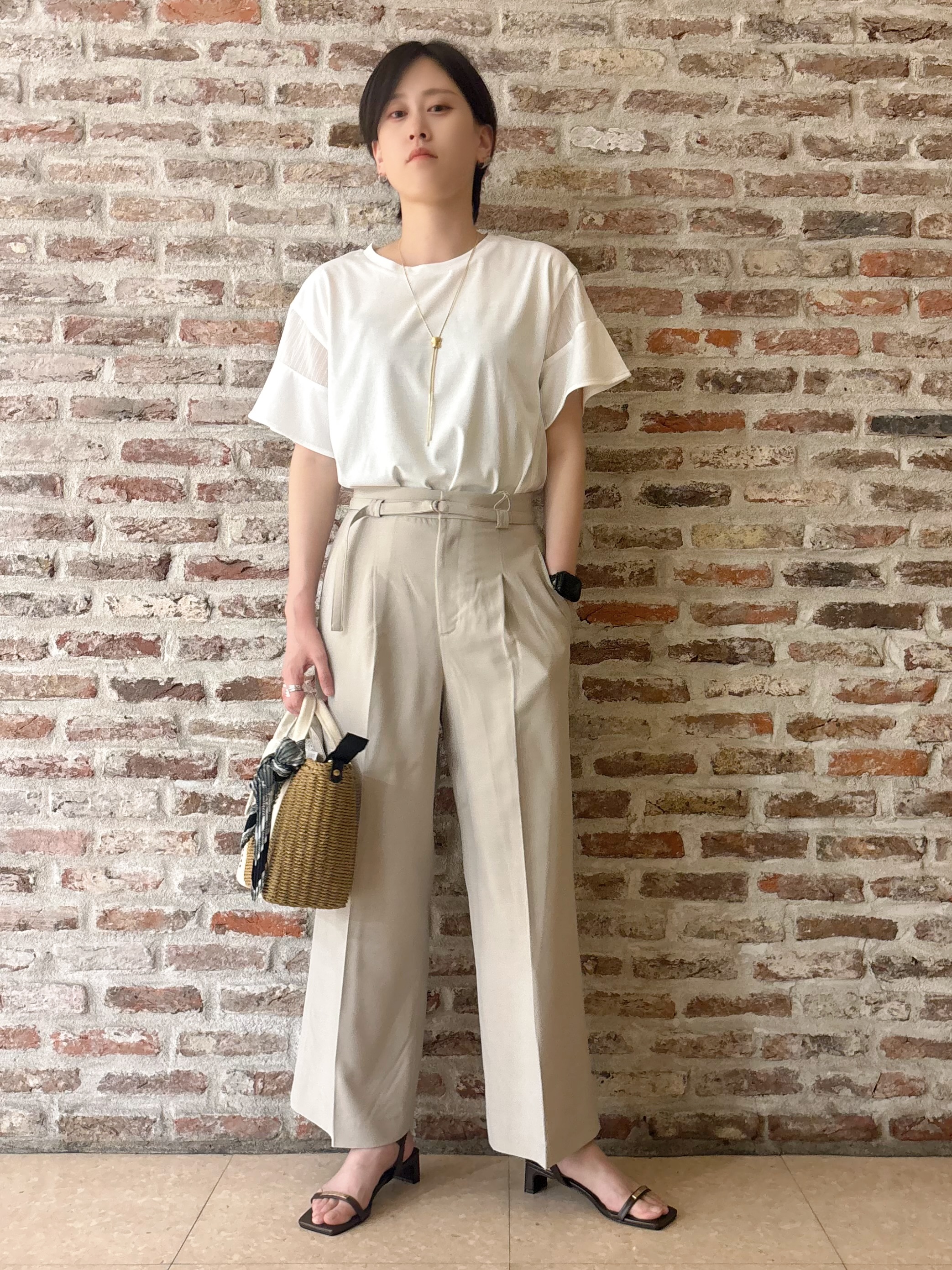 しばさんの「THE SHOP TK｜【ひんやりさらさら】軽やかに揺れる シアーフレアスリーブTシャツ」を使ったコーディネート