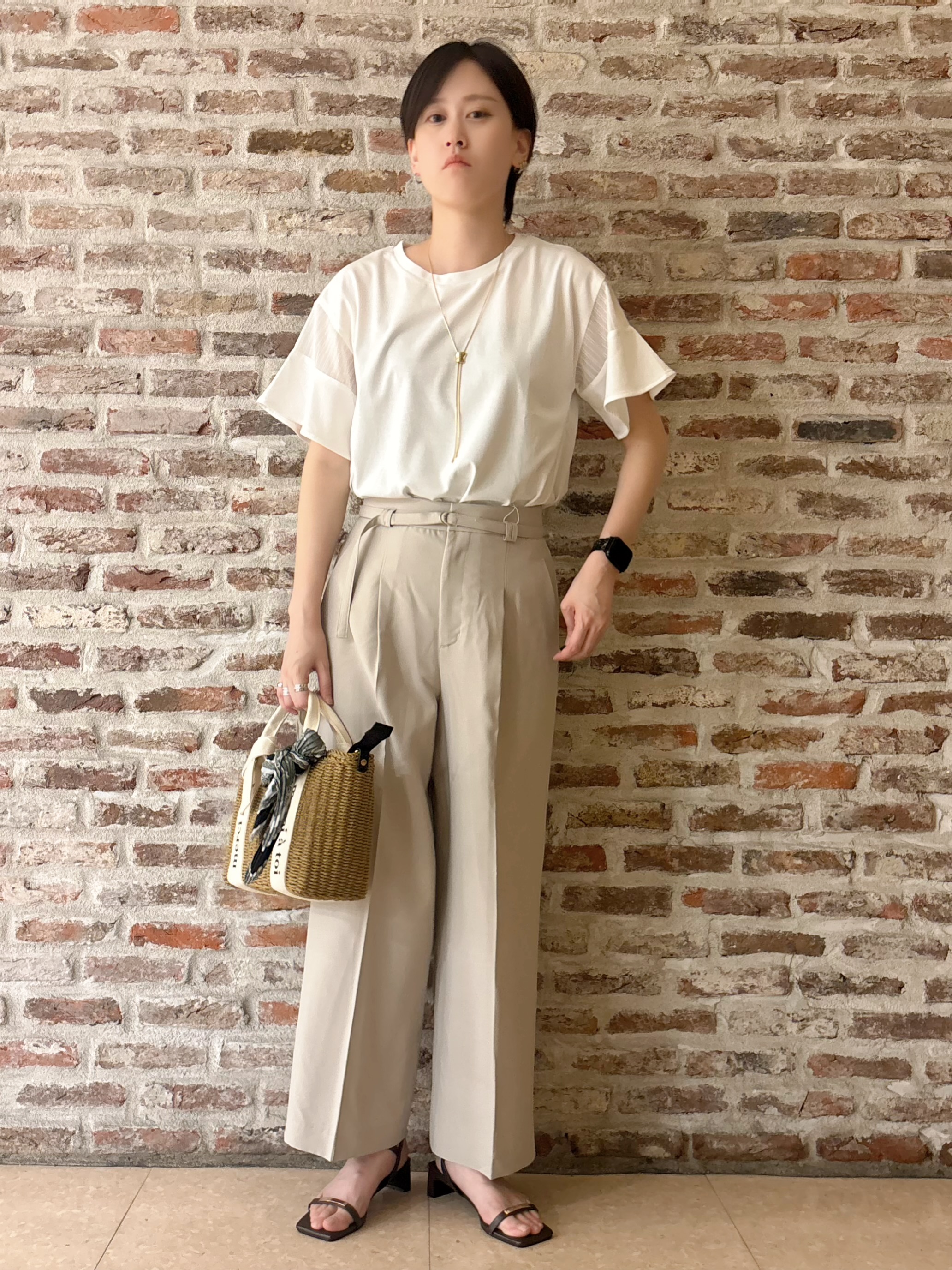 しばさんの「THE SHOP TK｜【ひんやりさらさら】軽やかに揺れる シアーフレアスリーブTシャツ」を使ったコーディネート