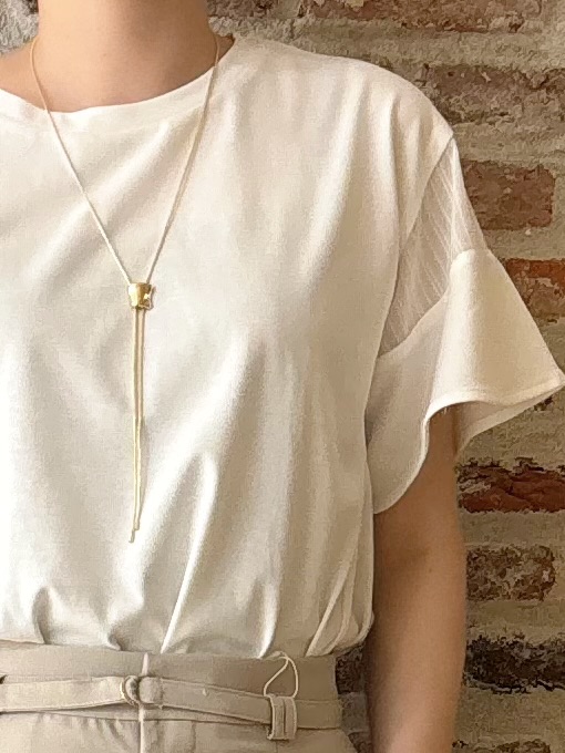 しばさんの「THE SHOP TK｜【ひんやりさらさら】軽やかに揺れる シアーフレアスリーブTシャツ」を使ったコーディネート
