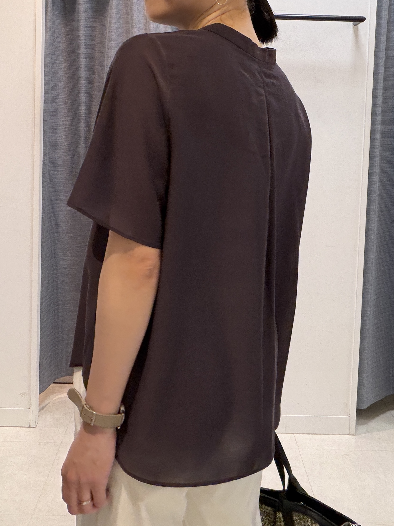 shihoさんの「INDIVI｜【接触冷感/洗える】シアーシャンブレーピンタックブラウス」を使ったコーディネート
