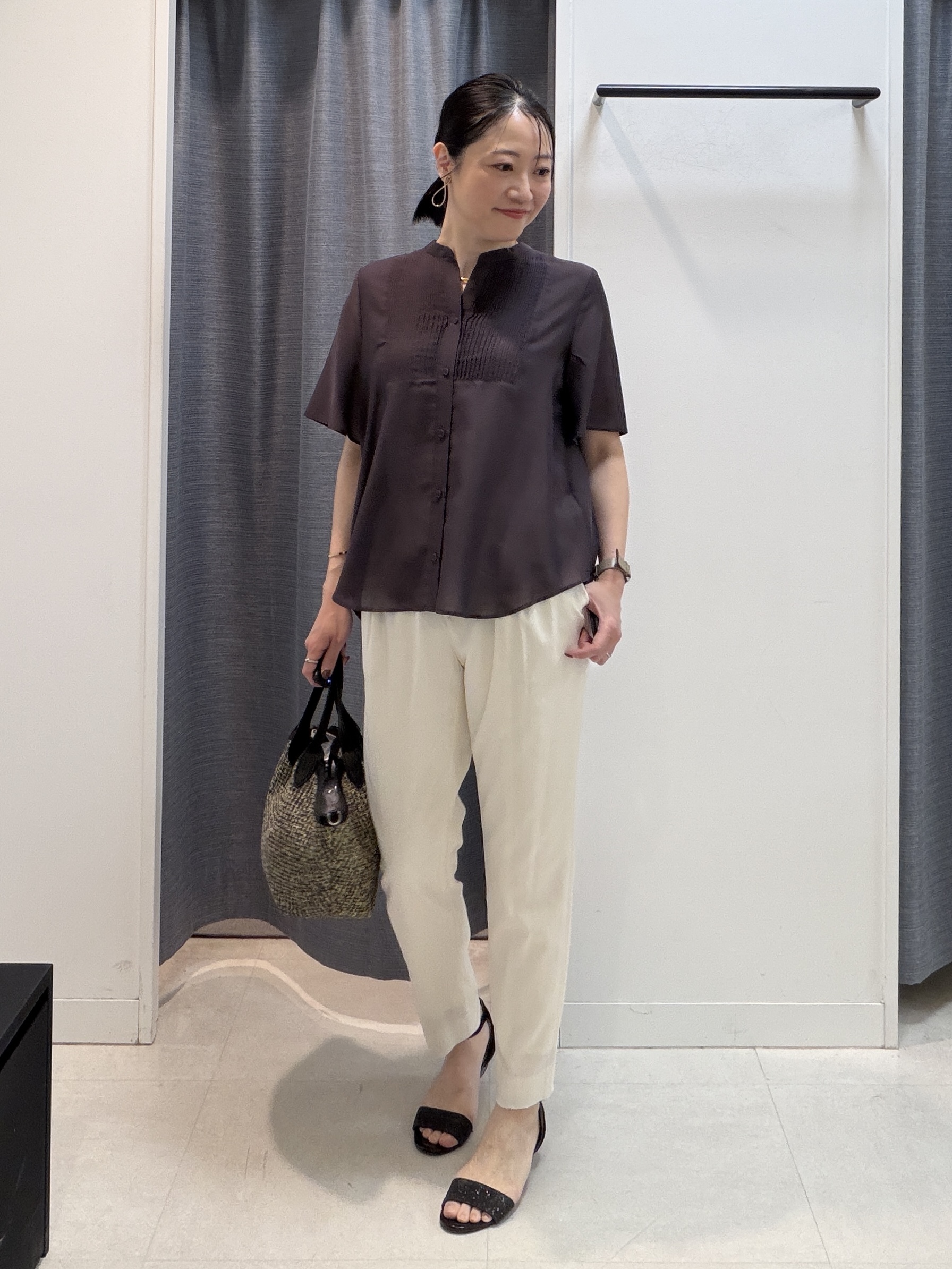 shihoさんの「INDIVI｜【接触冷感/洗える】シアーシャンブレーピンタックブラウス」を使ったコーディネート