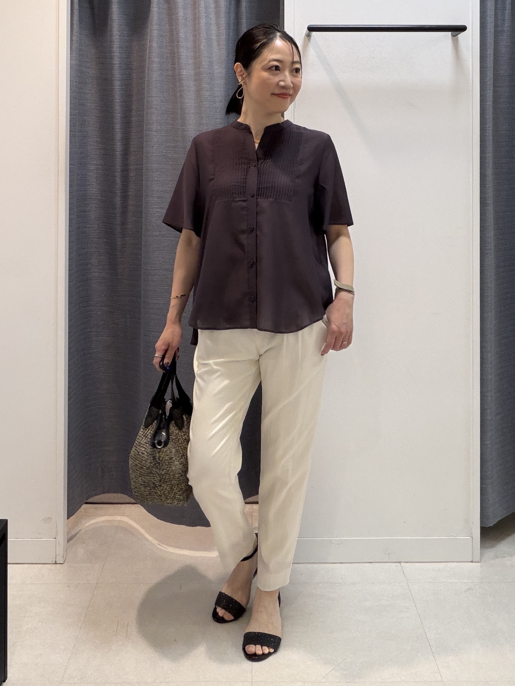 shihoさんの「INDIVI｜【接触冷感/洗える】シアーシャンブレーピンタックブラウス」を使ったコーディネート