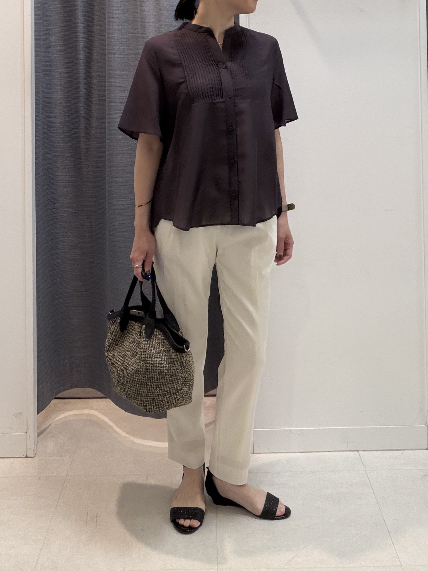 shihoさんの「INDIVI｜【接触冷感/洗える】シアーシャンブレーピンタックブラウス」を使ったコーディネート