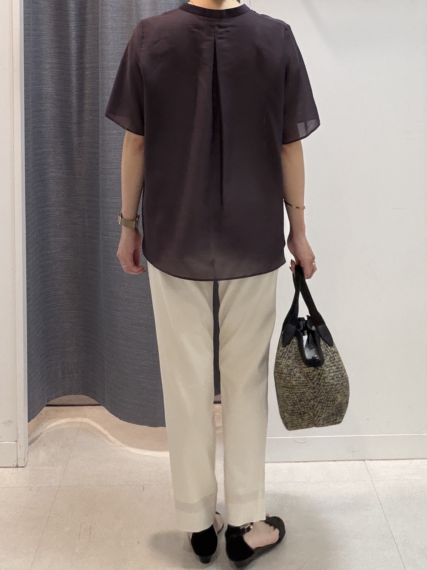 shihoさんの「INDIVI｜【接触冷感/洗える】シアーシャンブレーピンタックブラウス」を使ったコーディネート