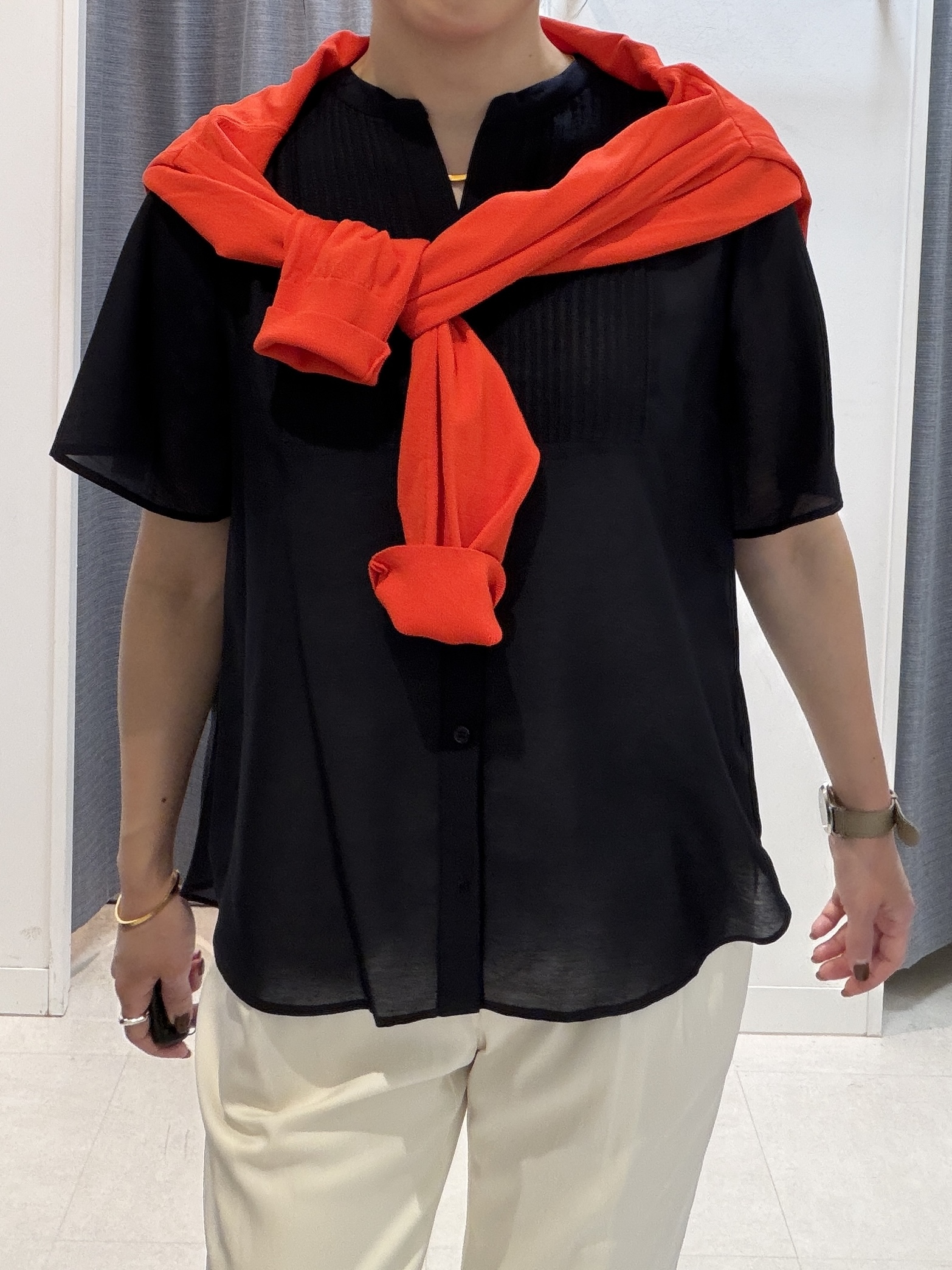 shihoさんの「INDIVI｜【接触冷感/洗える】シアーシャンブレーピンタックブラウス」を使ったコーディネート