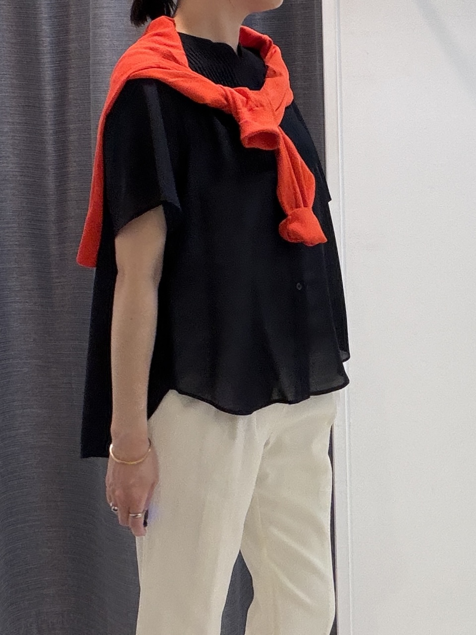 shihoさんの「INDIVI｜【接触冷感/洗える】シアーシャンブレーピンタックブラウス」を使ったコーディネート