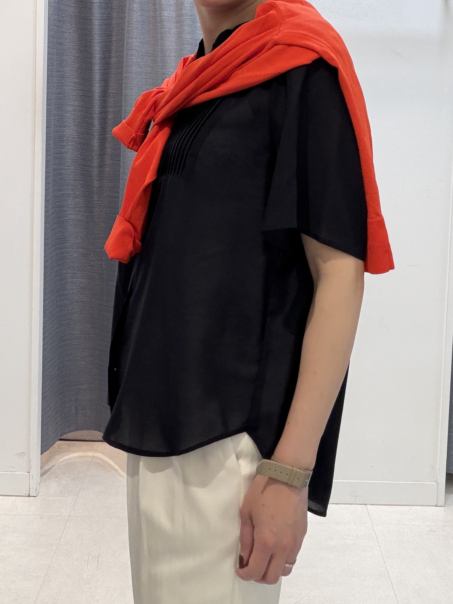 shihoさんの「INDIVI｜【接触冷感/洗える】シアーシャンブレーピンタックブラウス」を使ったコーディネート